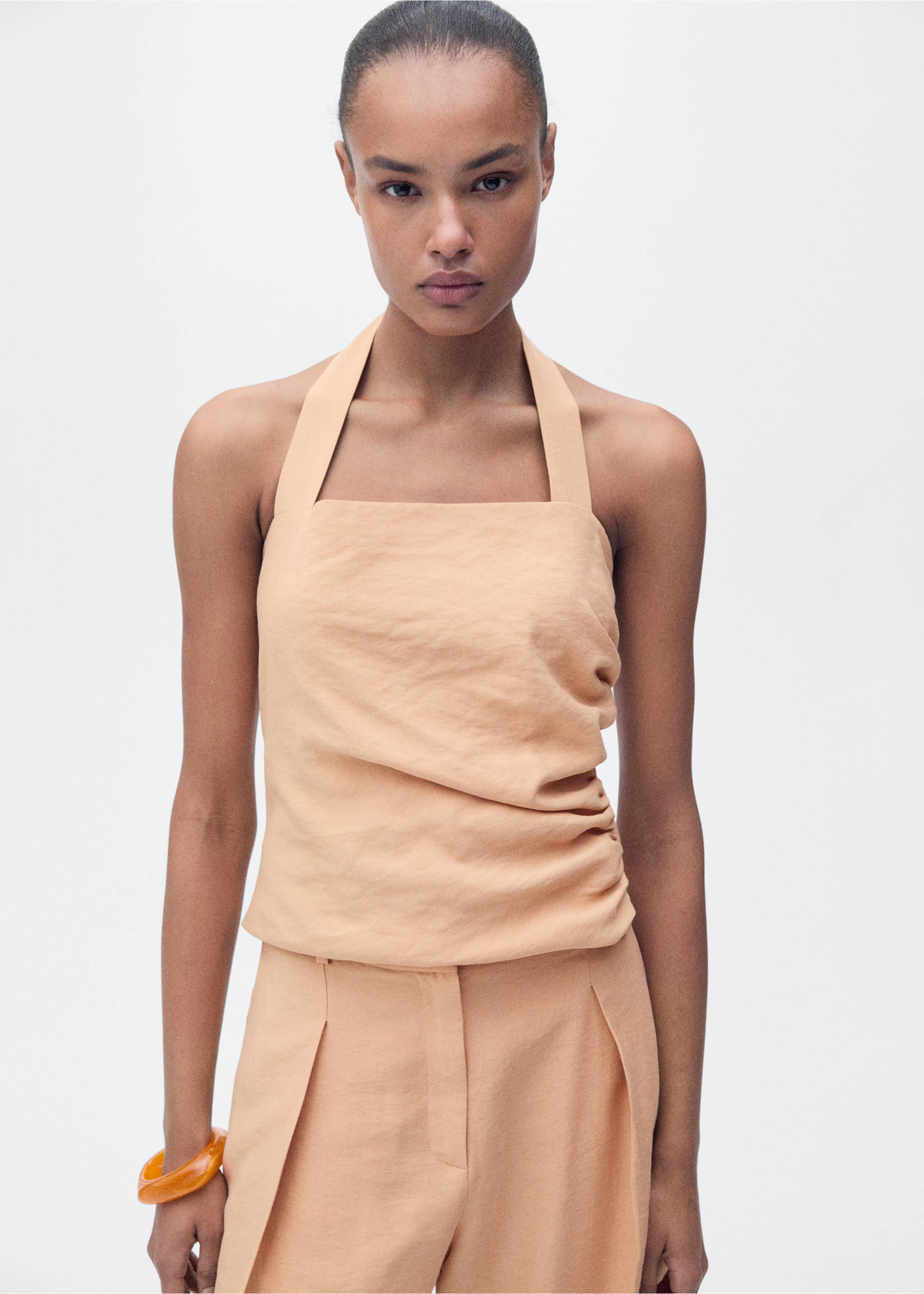 Top lyocell détail froncé - Plan moyen, Nude. Ref: 87067719-00.