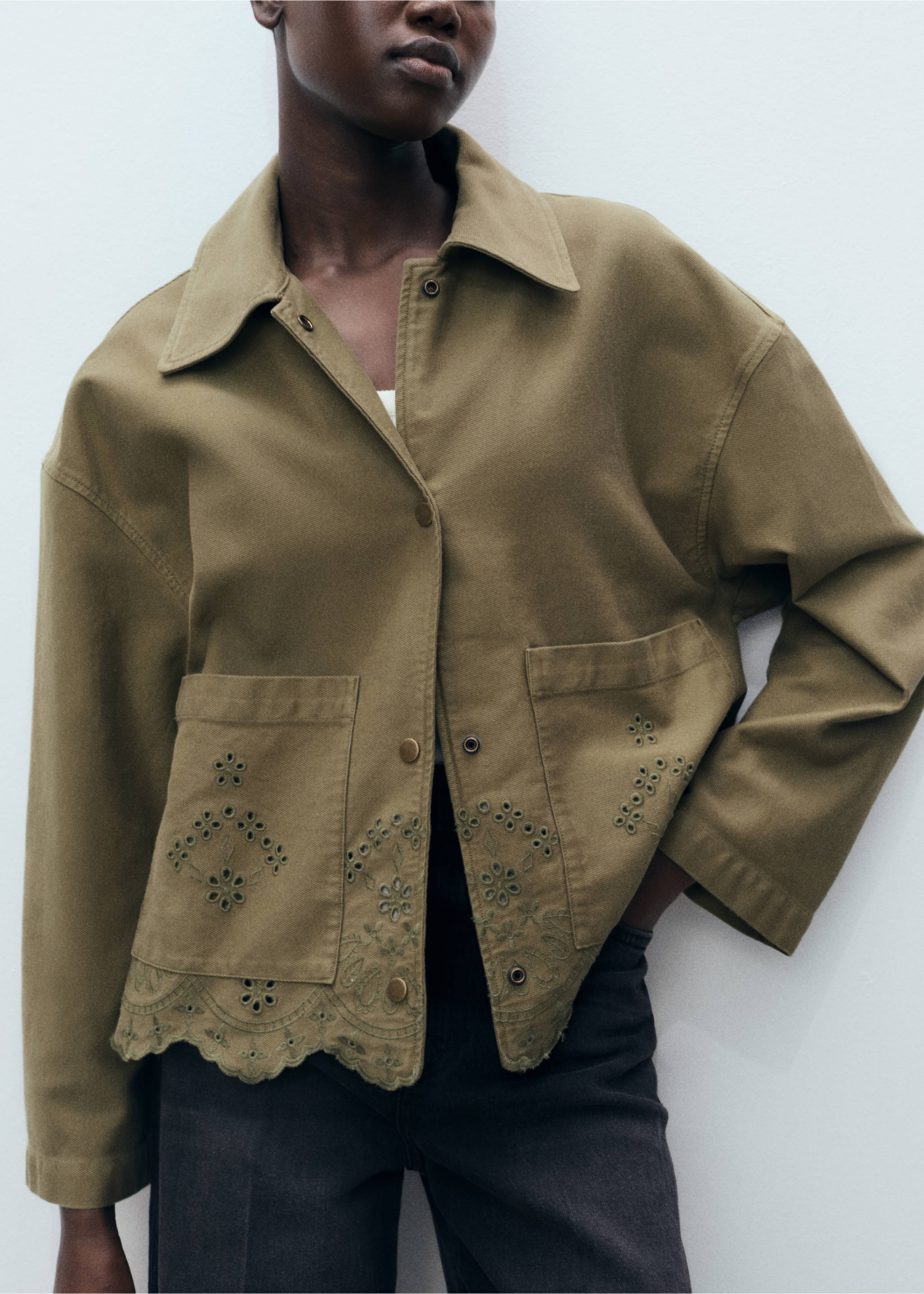 Overshirt aus Baumwolle mit Lochmusterdetails - Detail des Artikels 6, Khaki. Ref: 87067895-00.