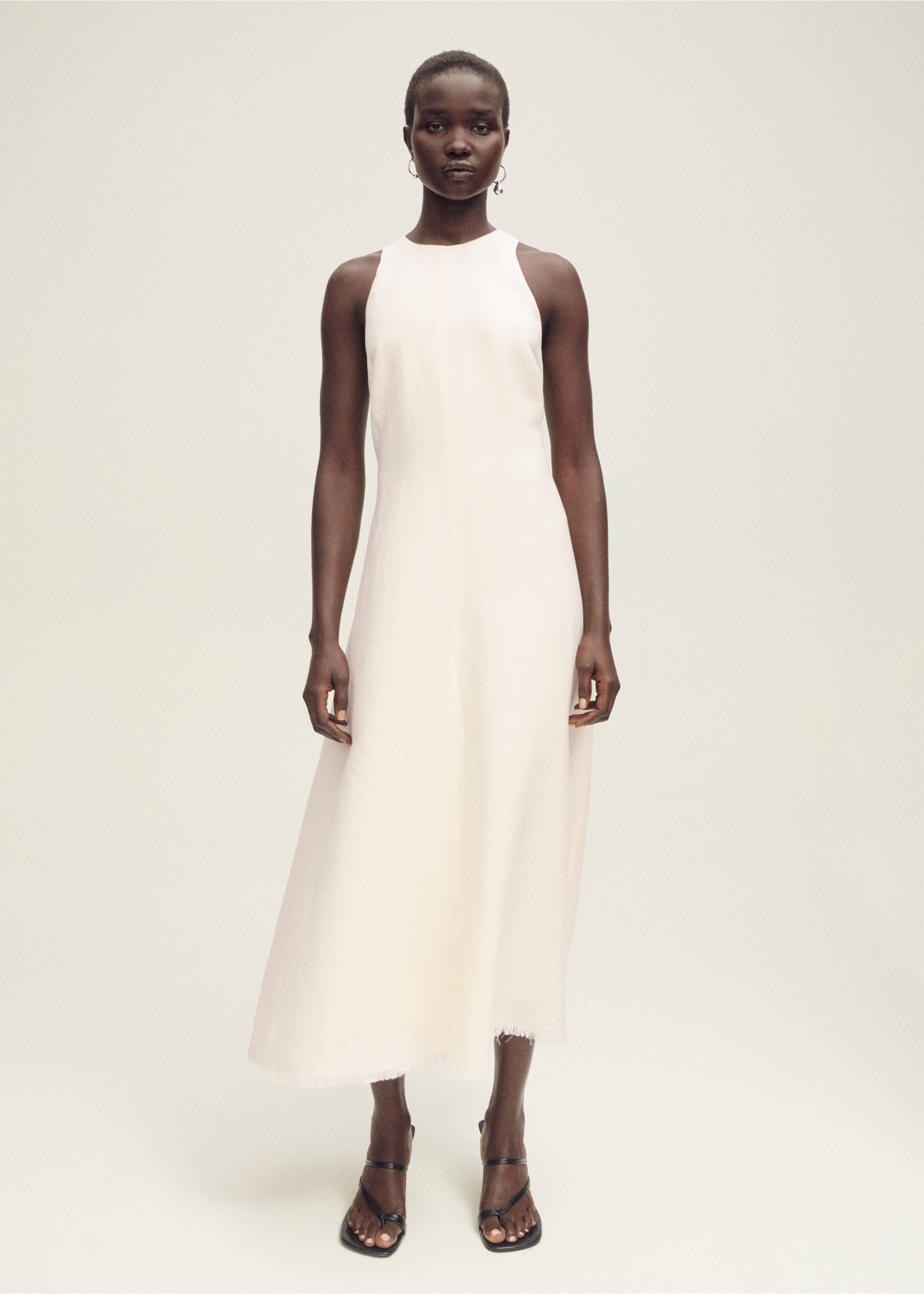 Sukienka lniana z postrzępionym dołem - Plan ogólny, Złamana biel. Ref: 87067900-00.