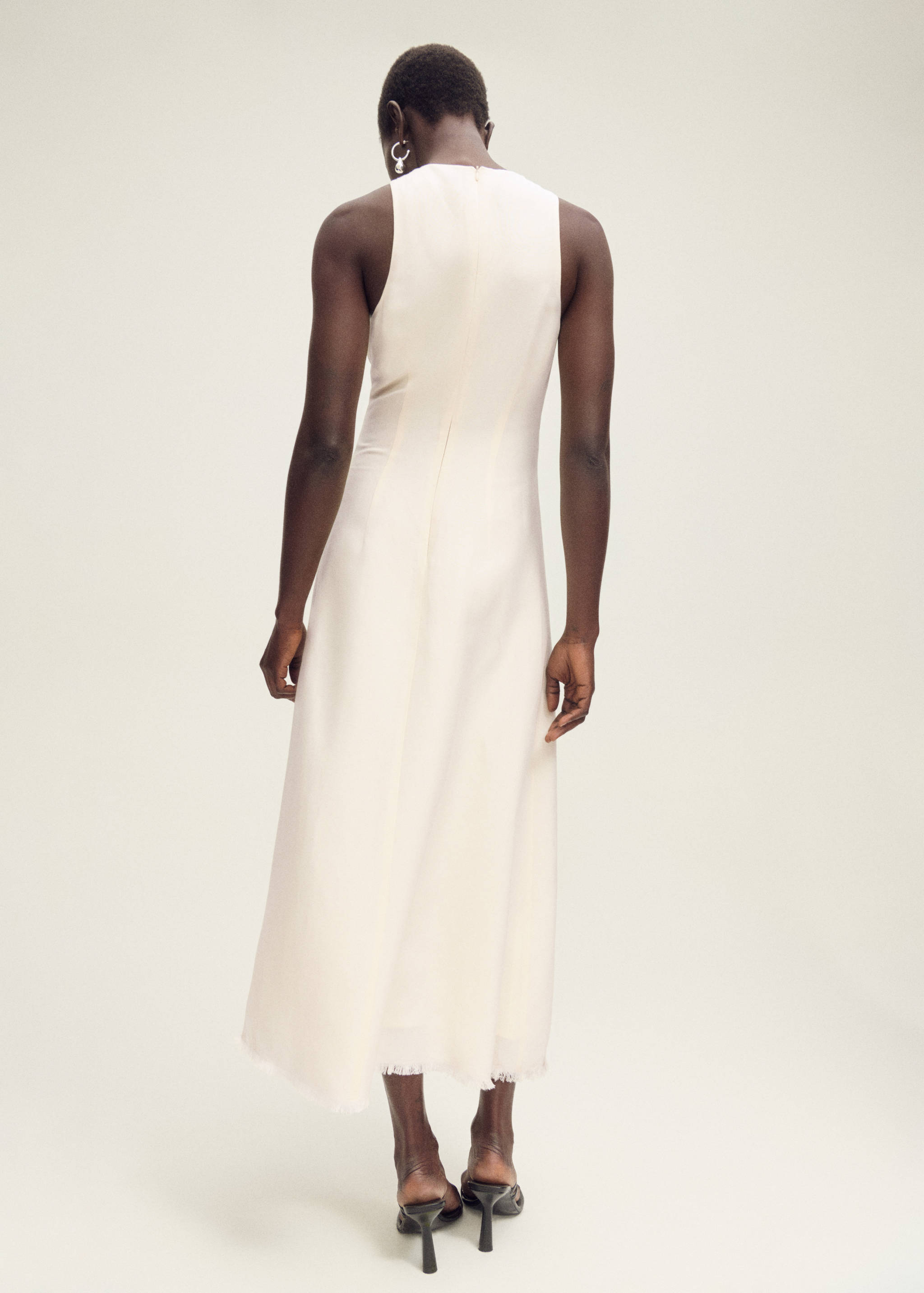 Linen dress with frayed hem - Reverse of the article