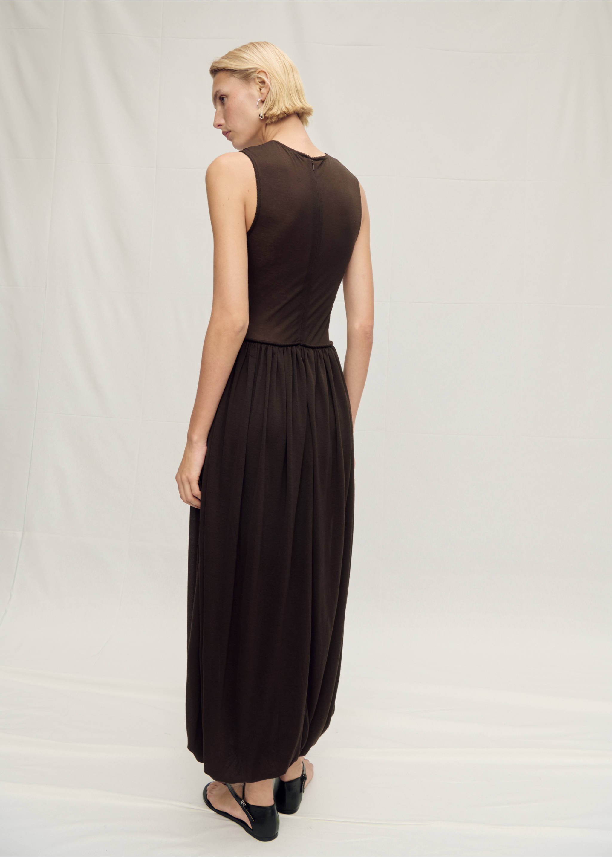 Semi-transparent dress with puffed hem - Reverse of the article, Chocolate. Ref: 87067904-00.