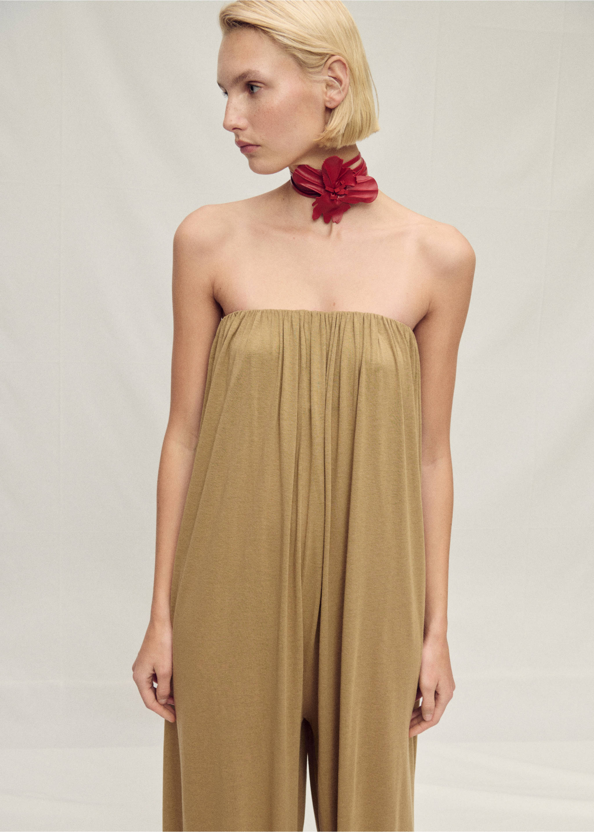 Kombinezon bez ramiączek z bufiastym dołem - Plan średni, Beżowy. Ref: 87067905-00.