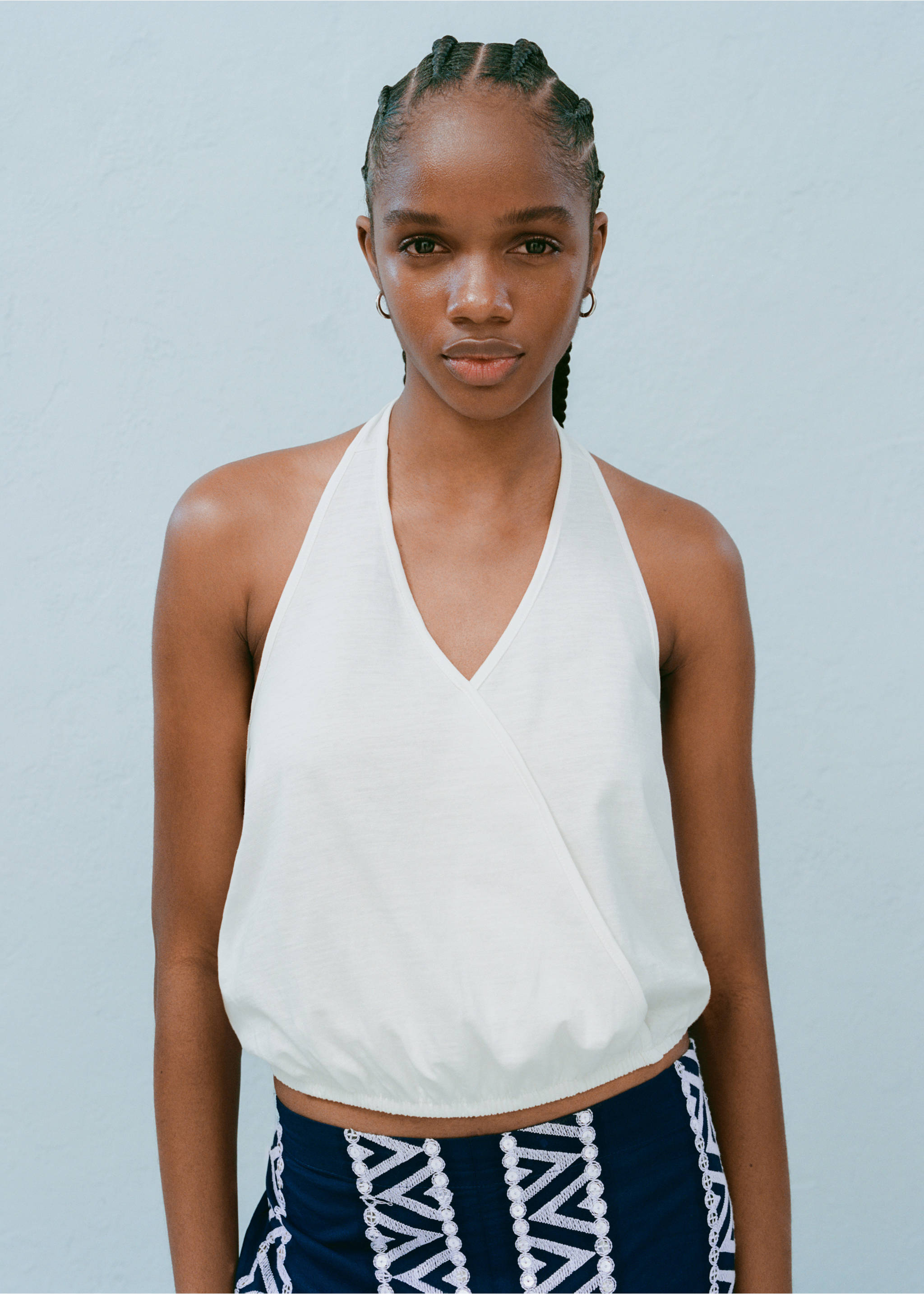 Halter-neck crossover top - Details of the article 5, Off White. Ref: 87068262-00.