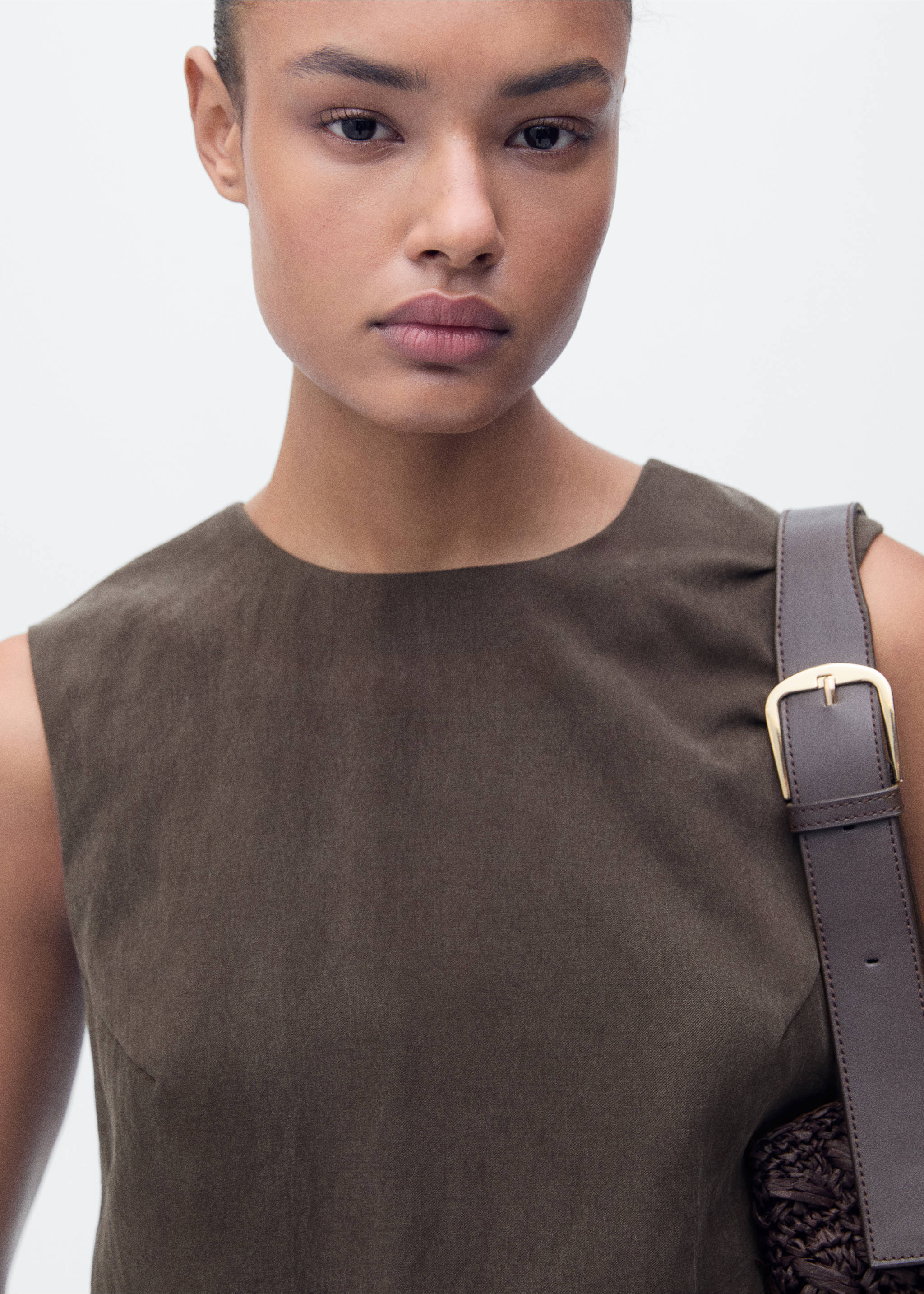 Lyocell top with buttons on the back - Details of the article 1, Brown. Ref: 87068263-00.