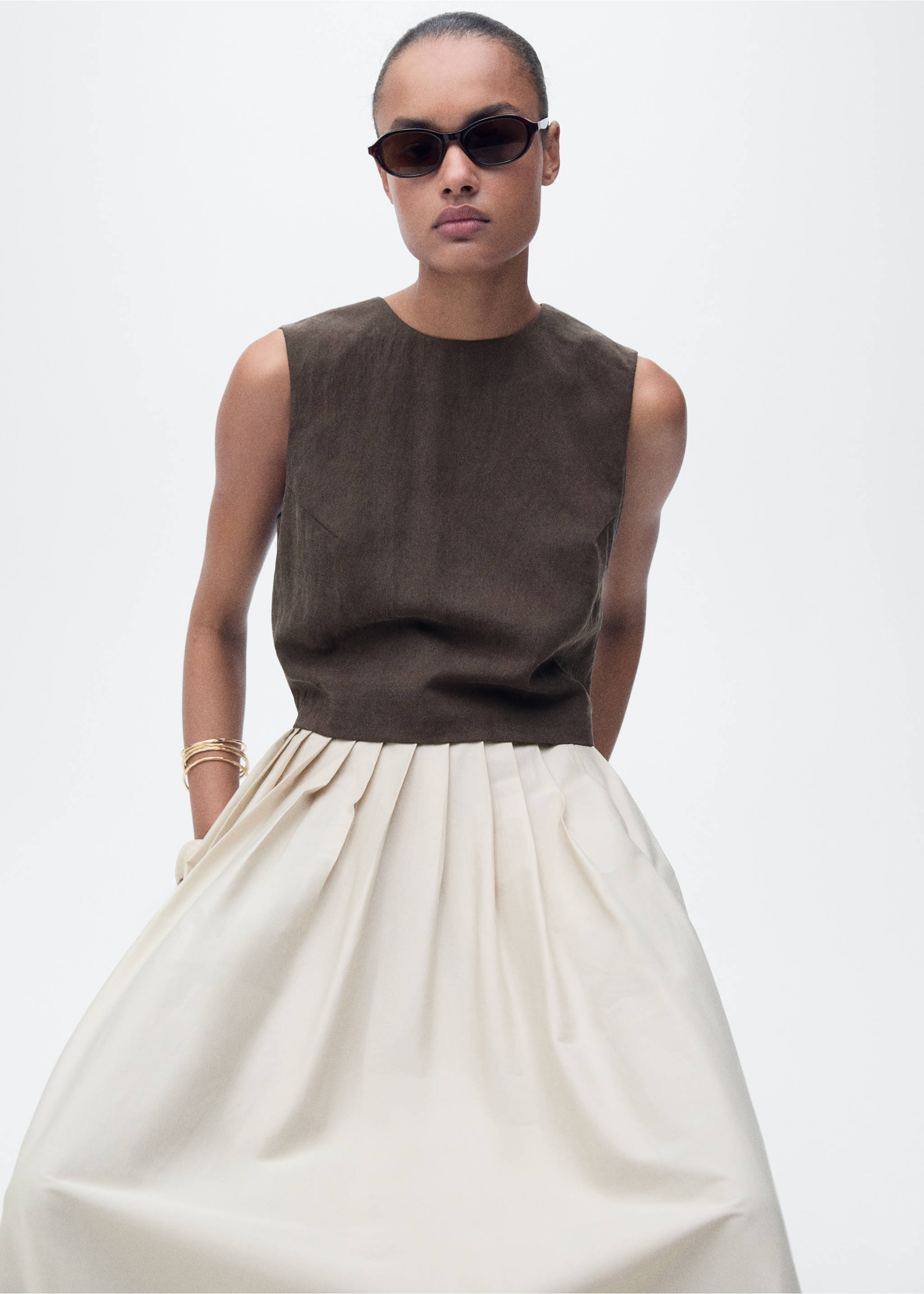 Lyocell top with buttons on the back - Details of the article 2, Brown. Ref: 87068263-00.