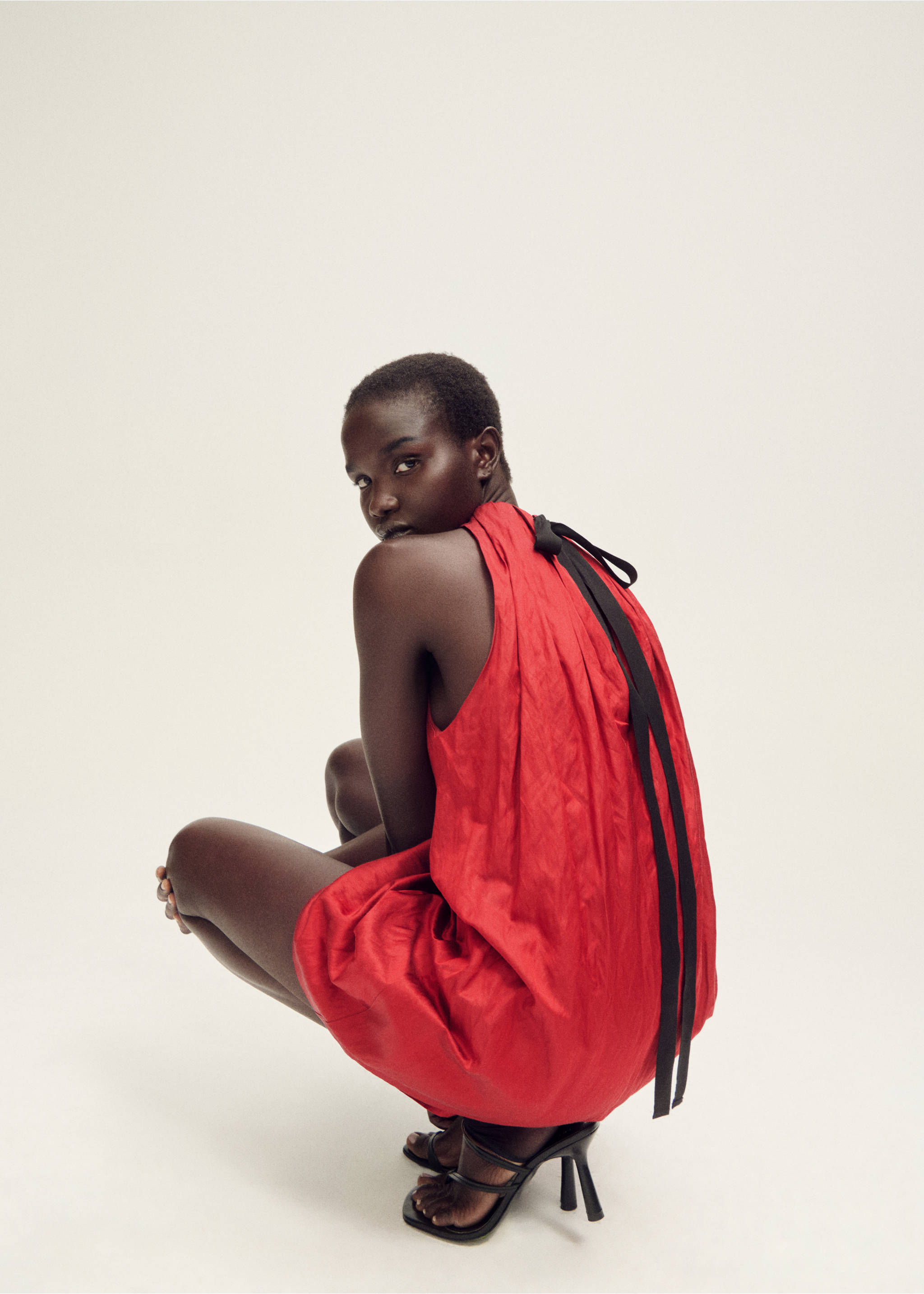 Halter dress with bow detail - Details of the article 2, Red. Ref: 87068274-00.