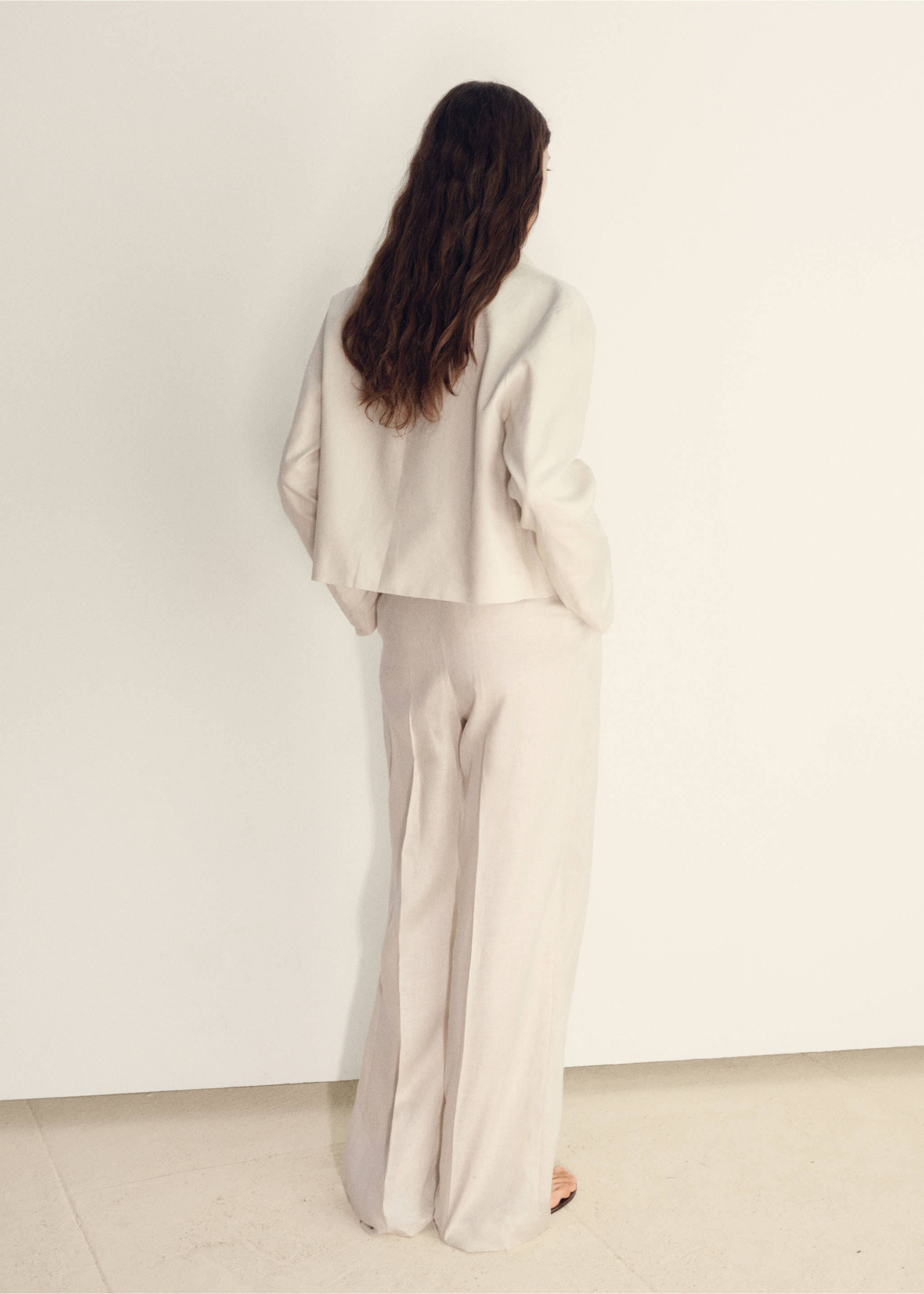 Straight-fit linen trousers with pleats - Reverse of the article, Ecru. Ref: 87068640-00.