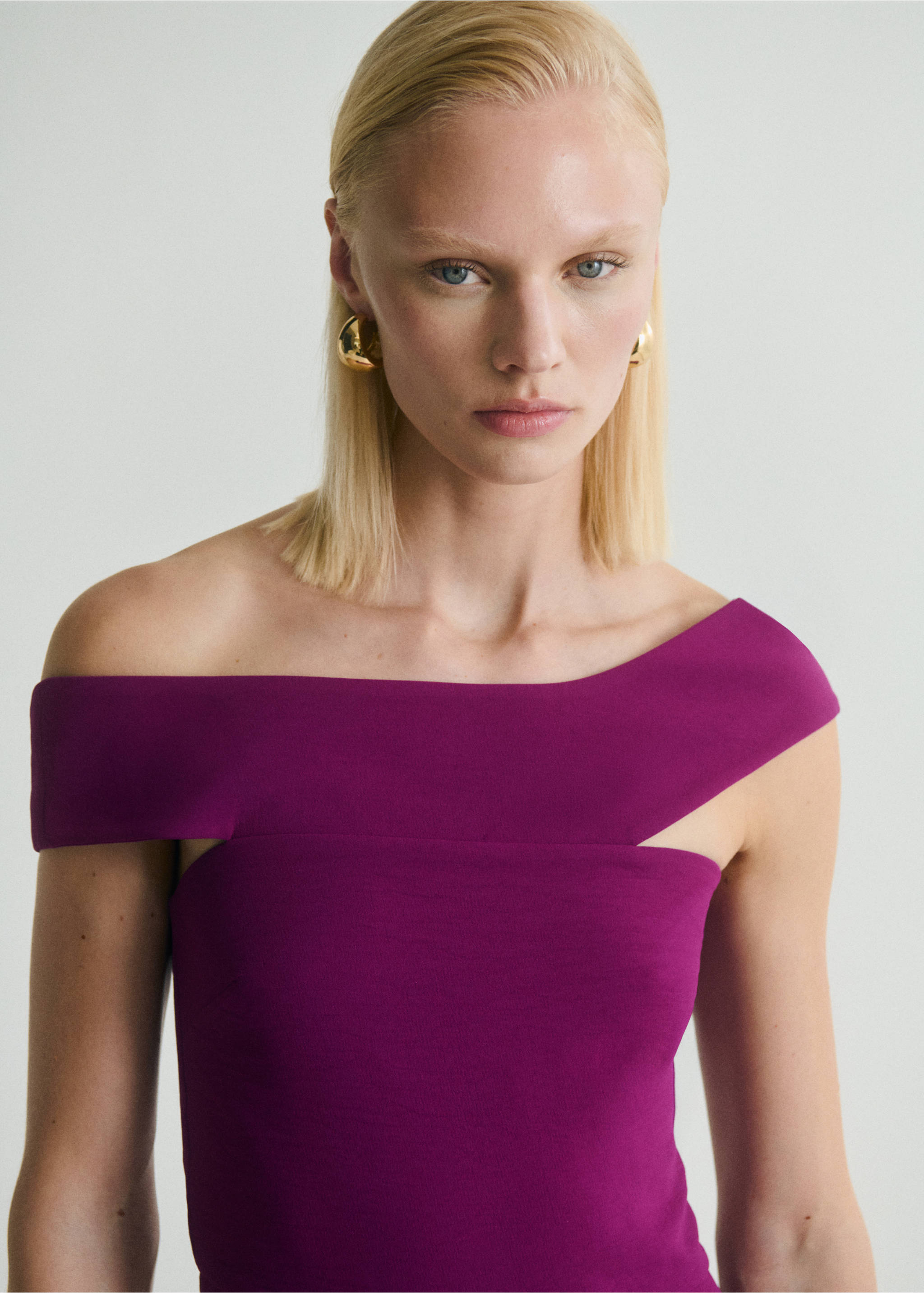 Mono largo cuello asimétrico - Detalle del artículo 1, Morado. Ref: 87069066-00.