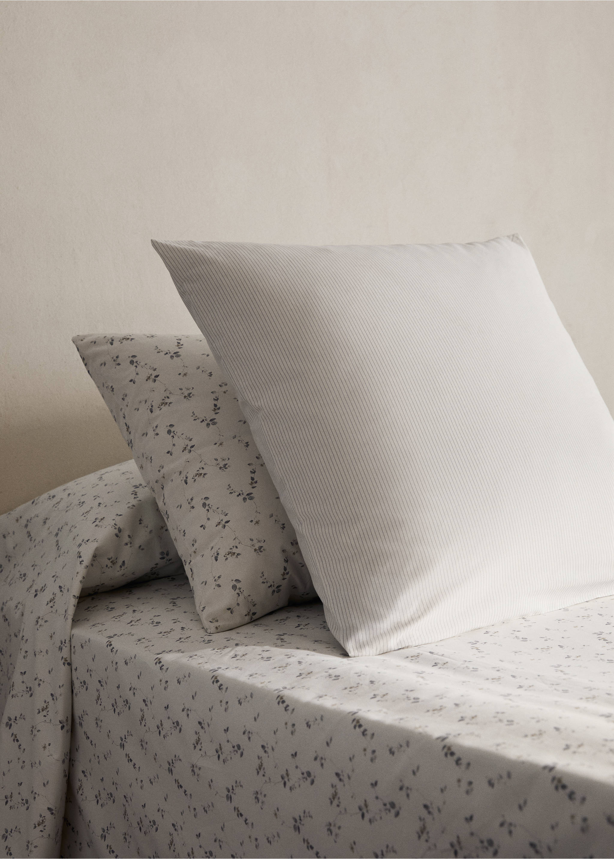 Two percale cotton floral pillowcases 50x75 cm - General plane, Ecru. Ref: 87069067-00.