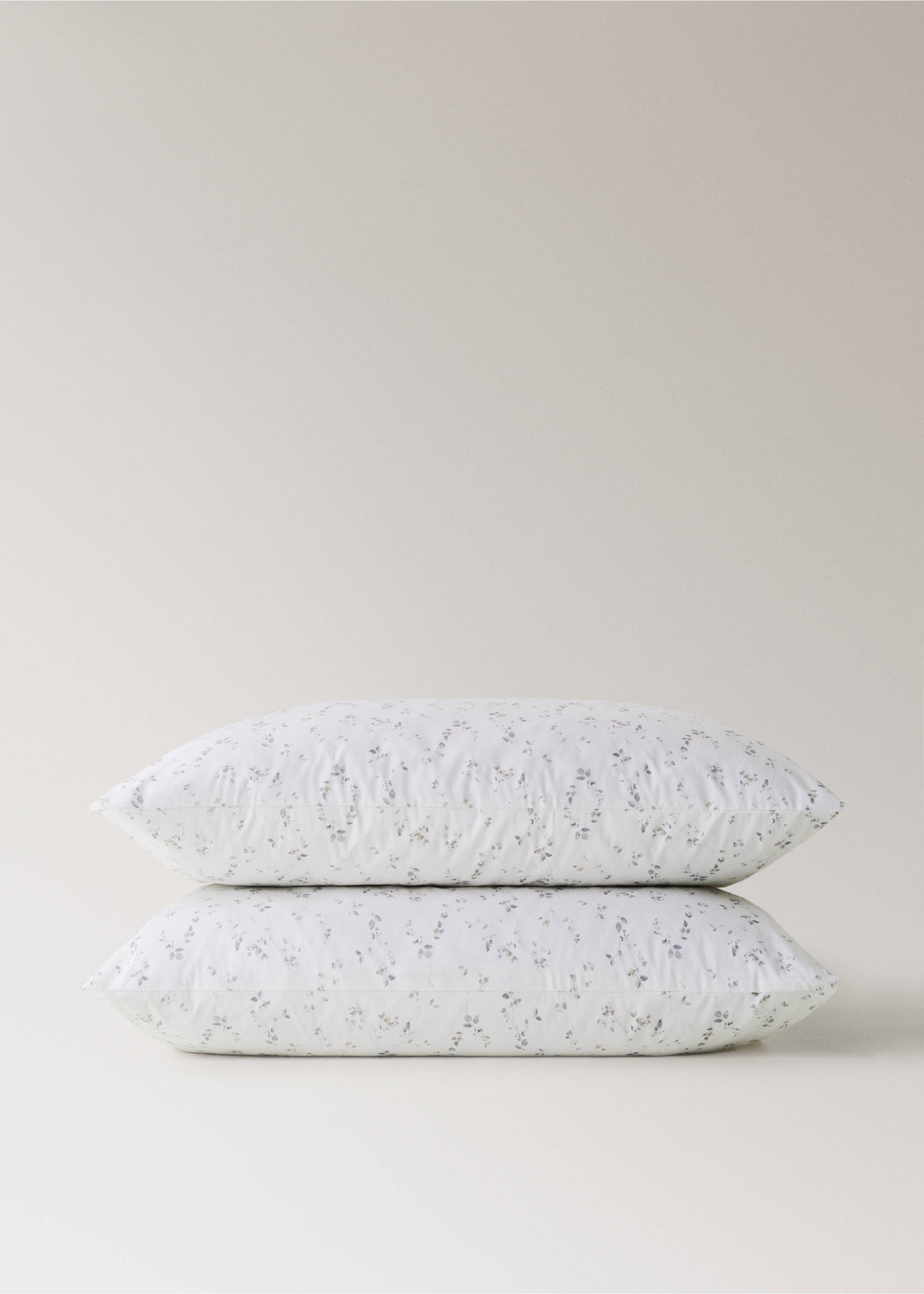 Two percale cotton floral pillowcases 50x75 cm - Details of the article 1, Ecru. Ref: 87069067-00.