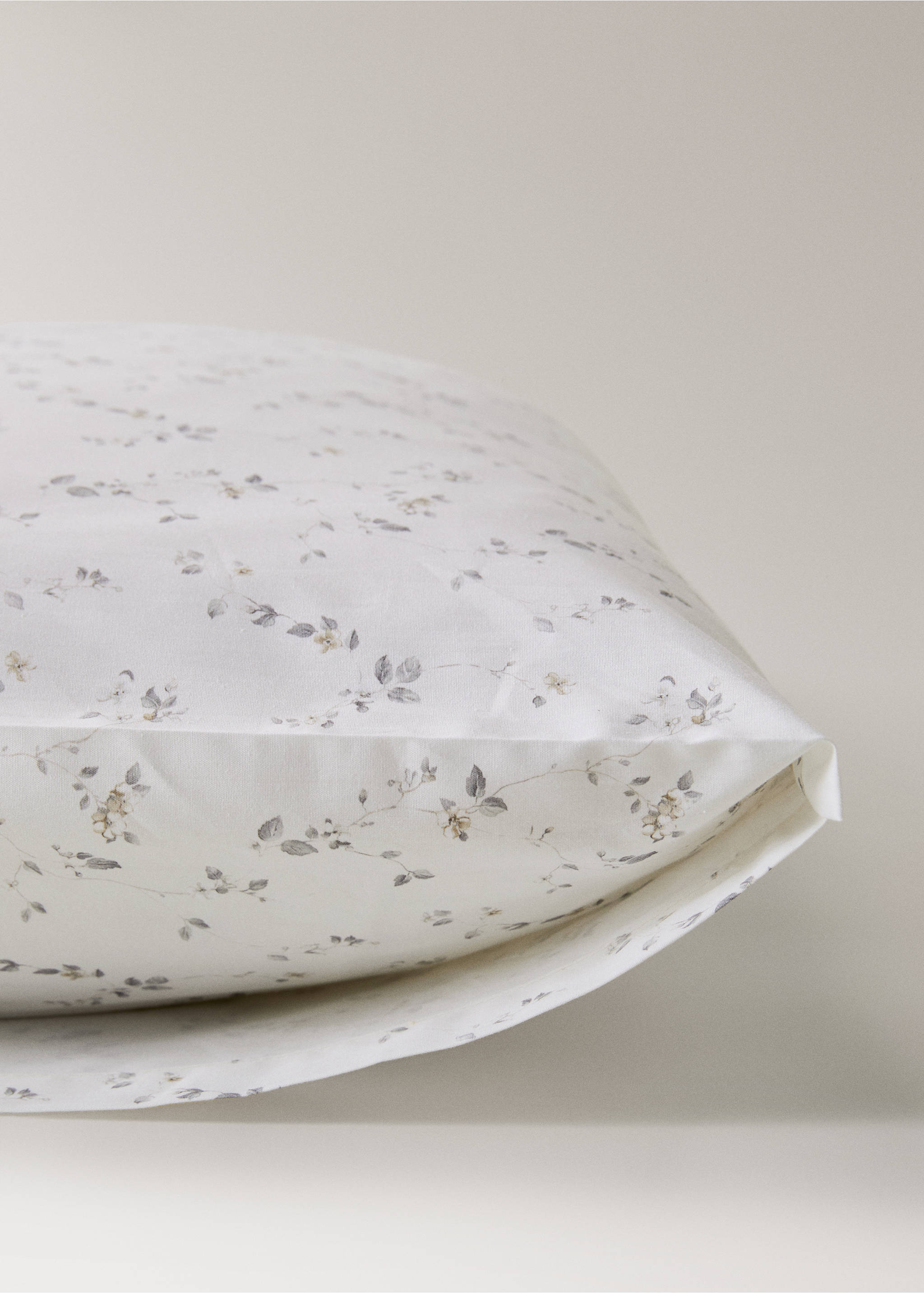 Two percale cotton floral pillowcases 50x75 cm - Details of the article 2, Ecru. Ref: 87069067-00.