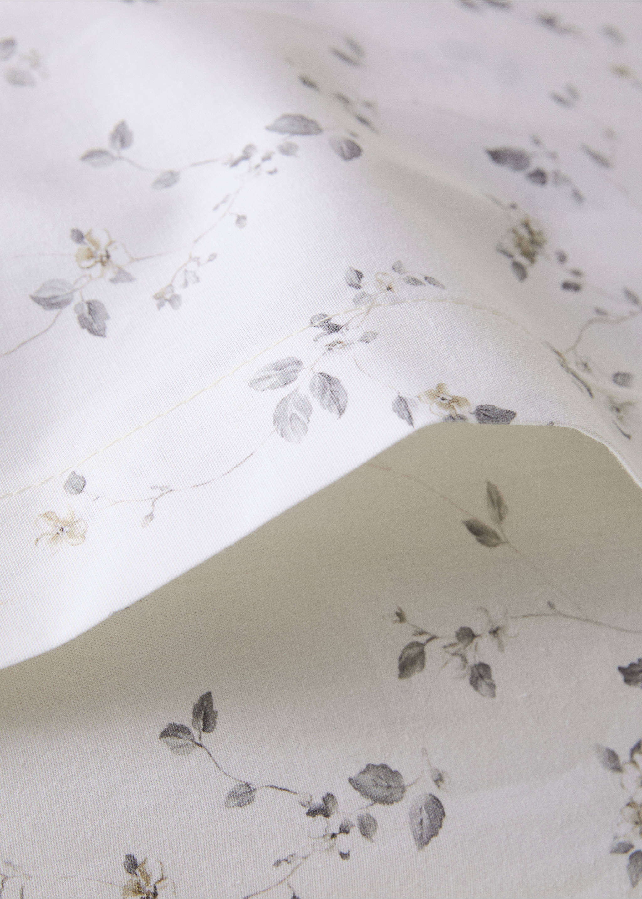 Two percale cotton floral pillowcases 50x75 cm - Details of the article 3, Ecru. Ref: 87069067-00.
