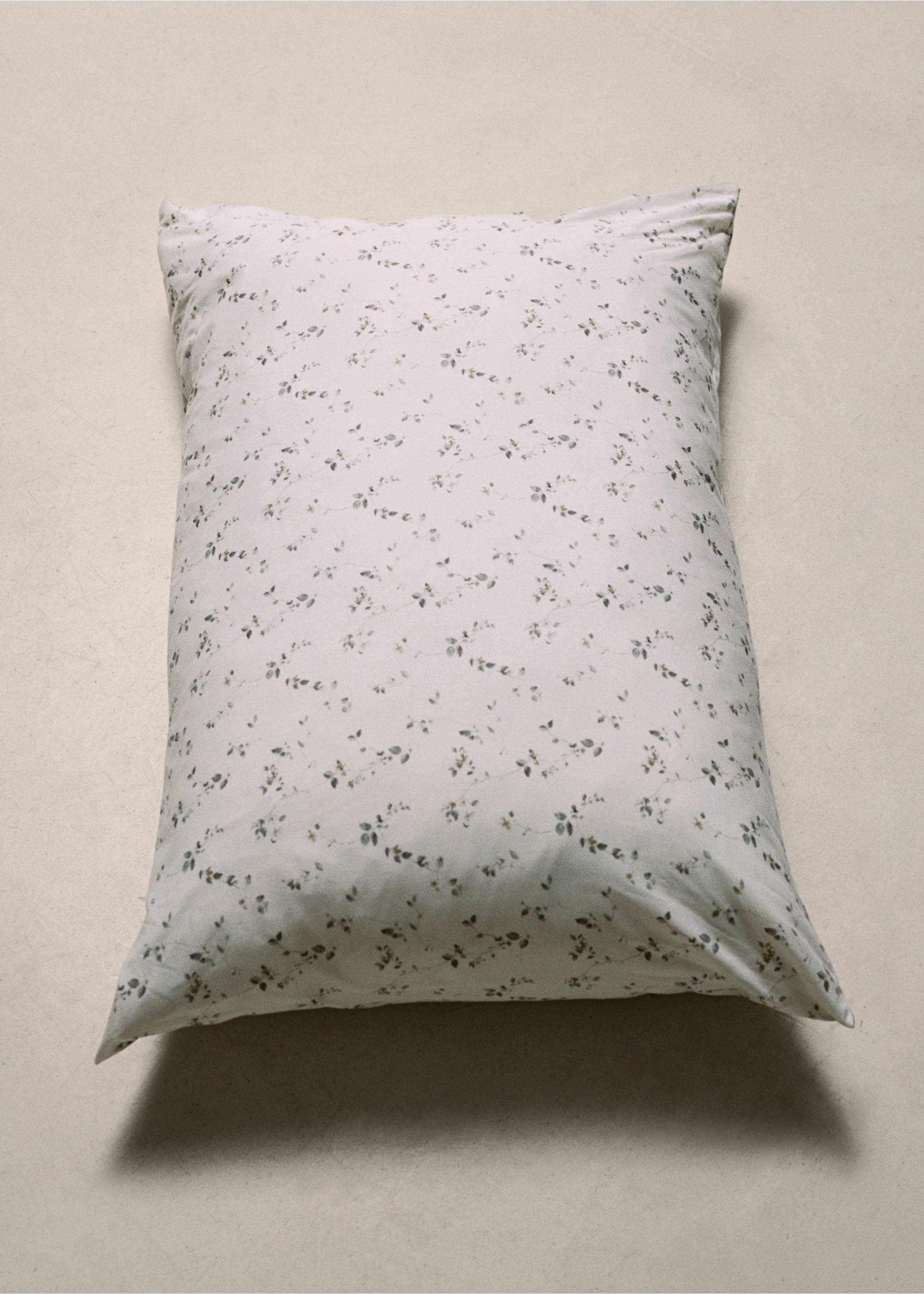 Two percale cotton floral pillowcases 50x75 cm - Details of the article 6, Ecru. Ref: 87069067-00.