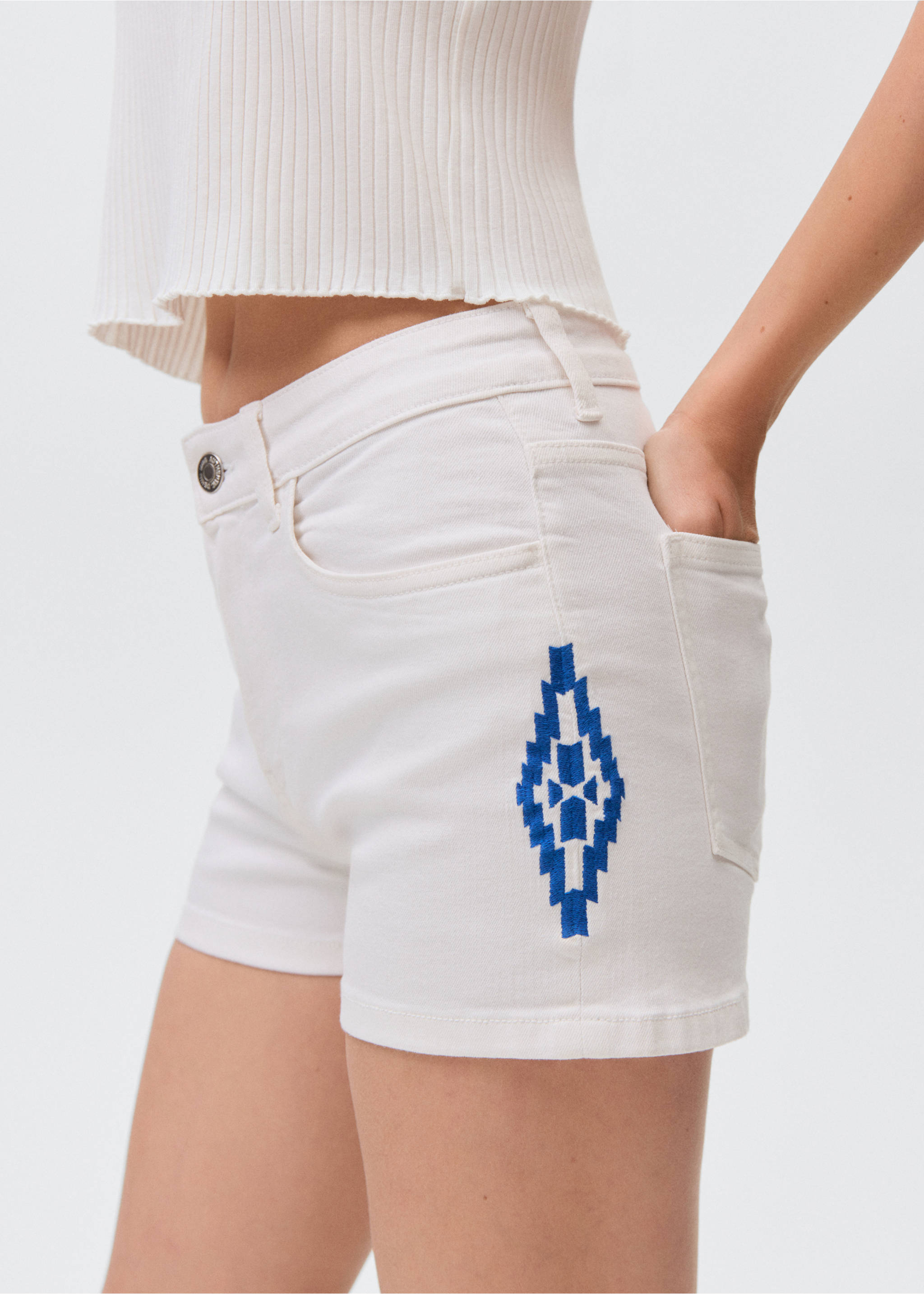 Shorts mit Stickdetail - Detail des Artikels 1, Cremeweiß. Ref: 87069211-00.