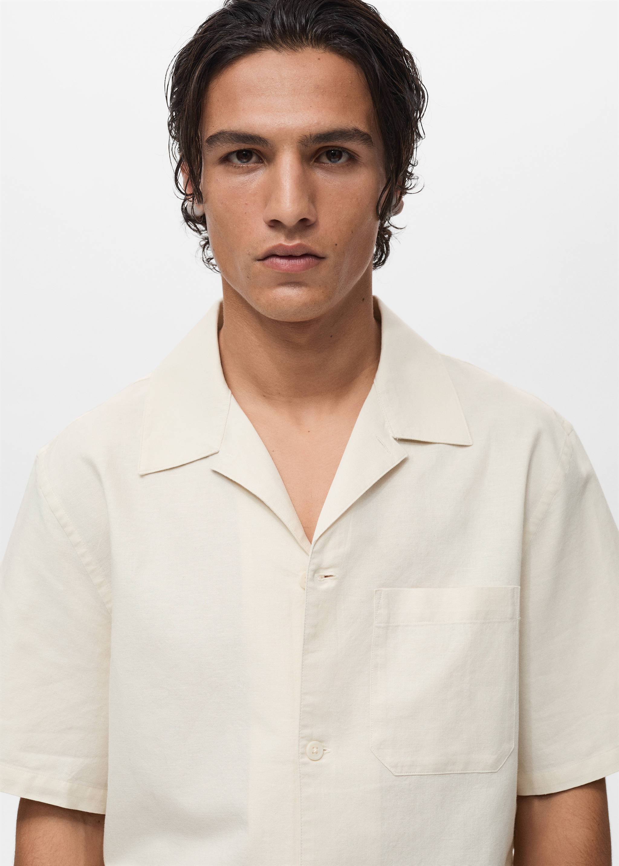 Linen shirt with bowling collar and pocket - Details of the article 1