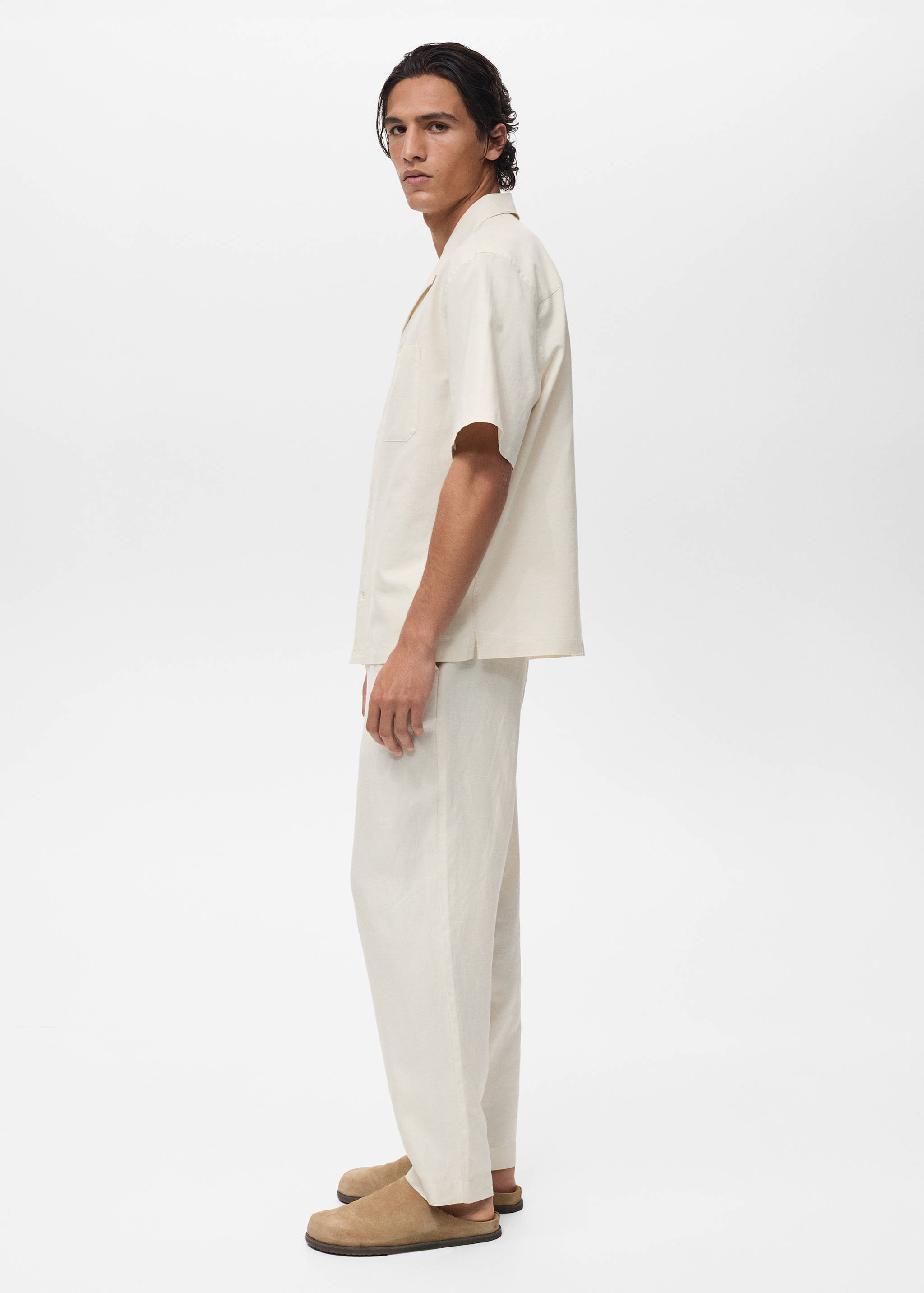 Linen shirt with bowling collar and pocket - Details of the article 2