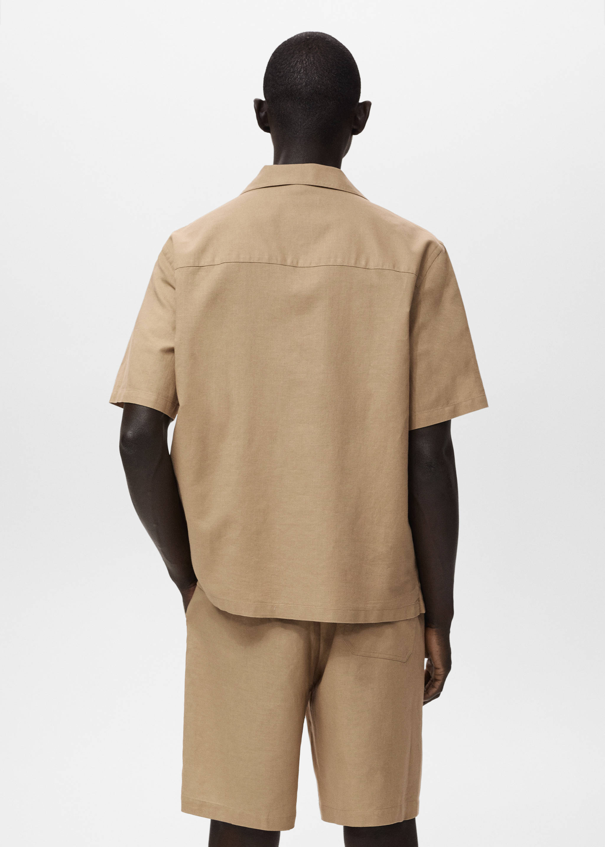 Linen shirt with bowling collar and pocket - Reverse of the article