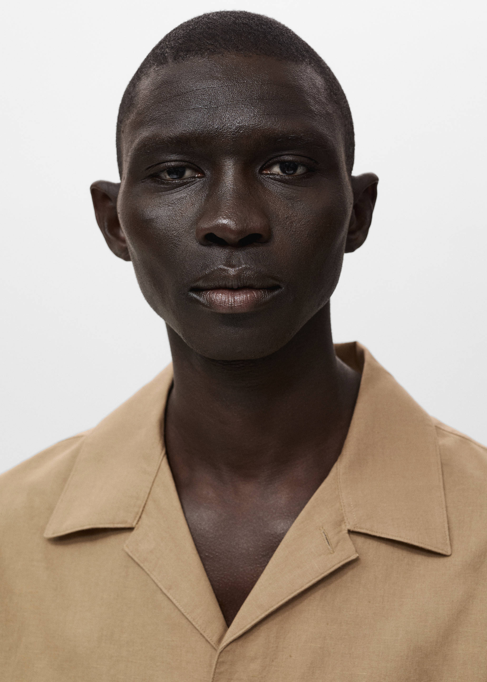 Linen shirt with bowling collar and pocket - Details of the article 1