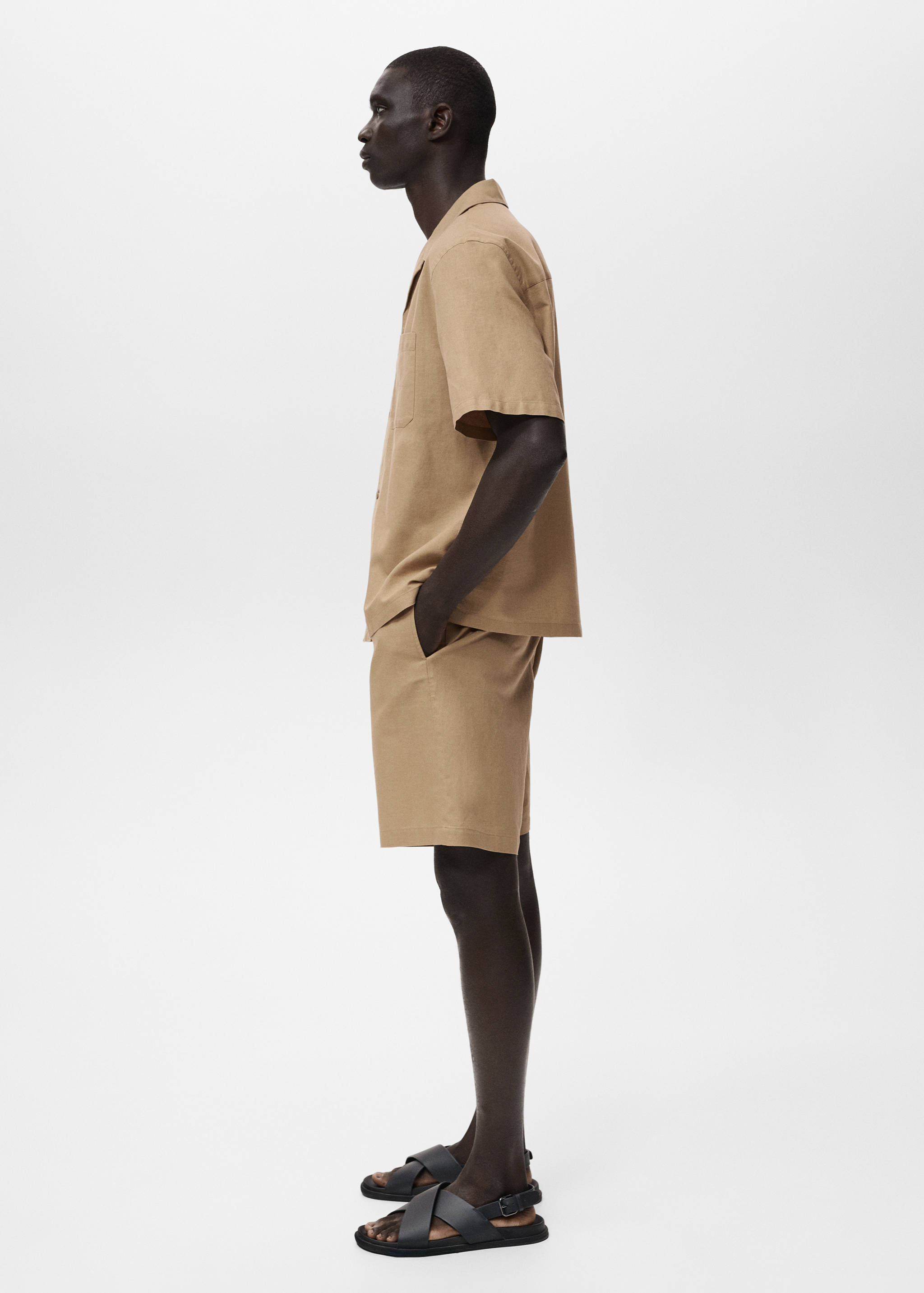 Linen shirt with bowling collar and pocket - Details of the article 2