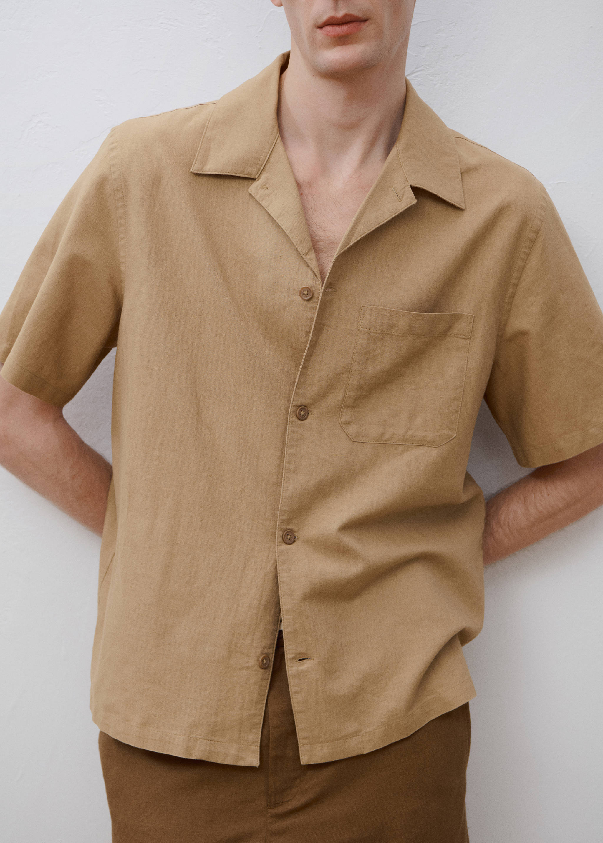 Linen shirt with bowling collar and pocket - Details of the article 5
