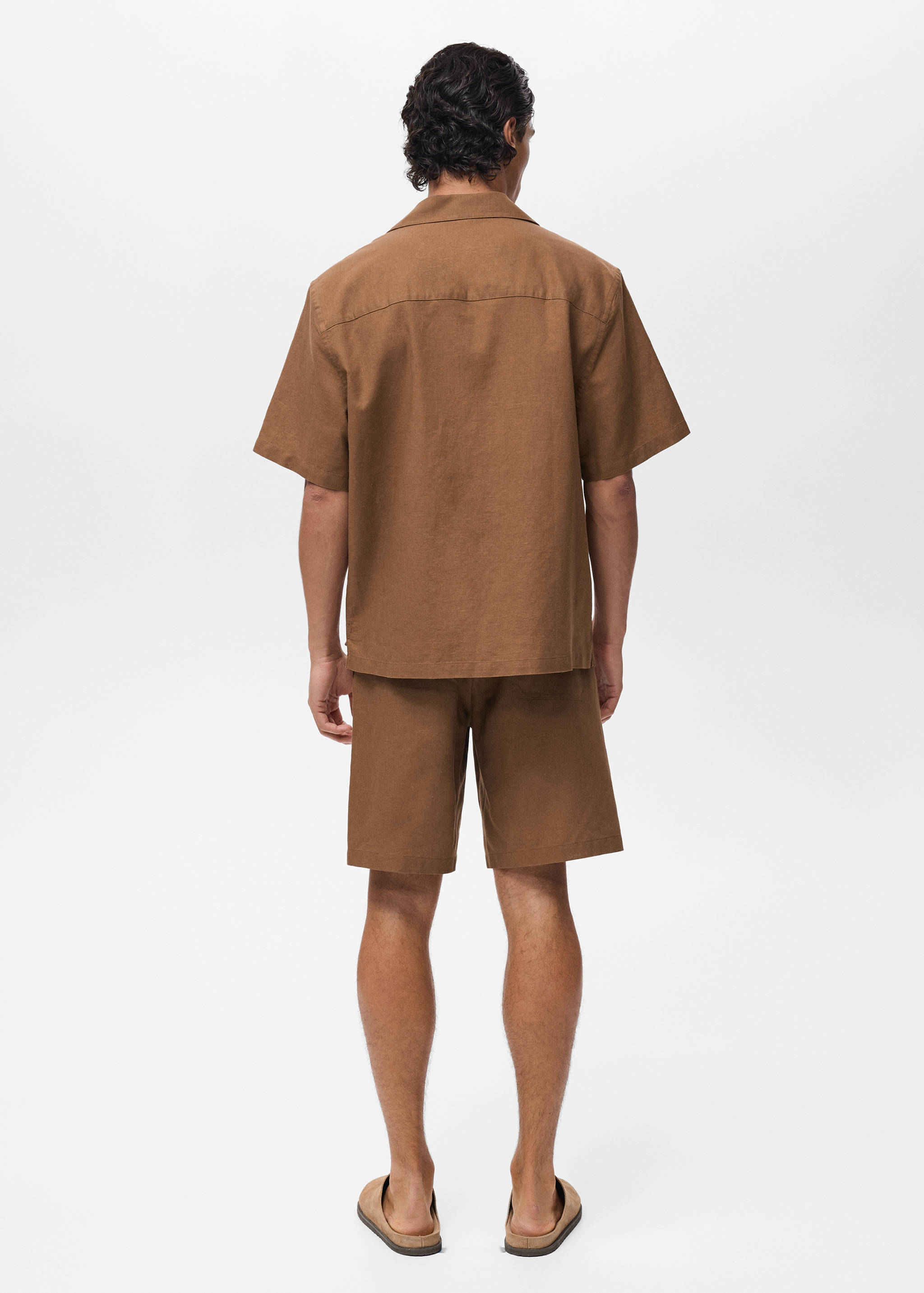 Linen shirt with bowling collar and pocket - Reverse of the article