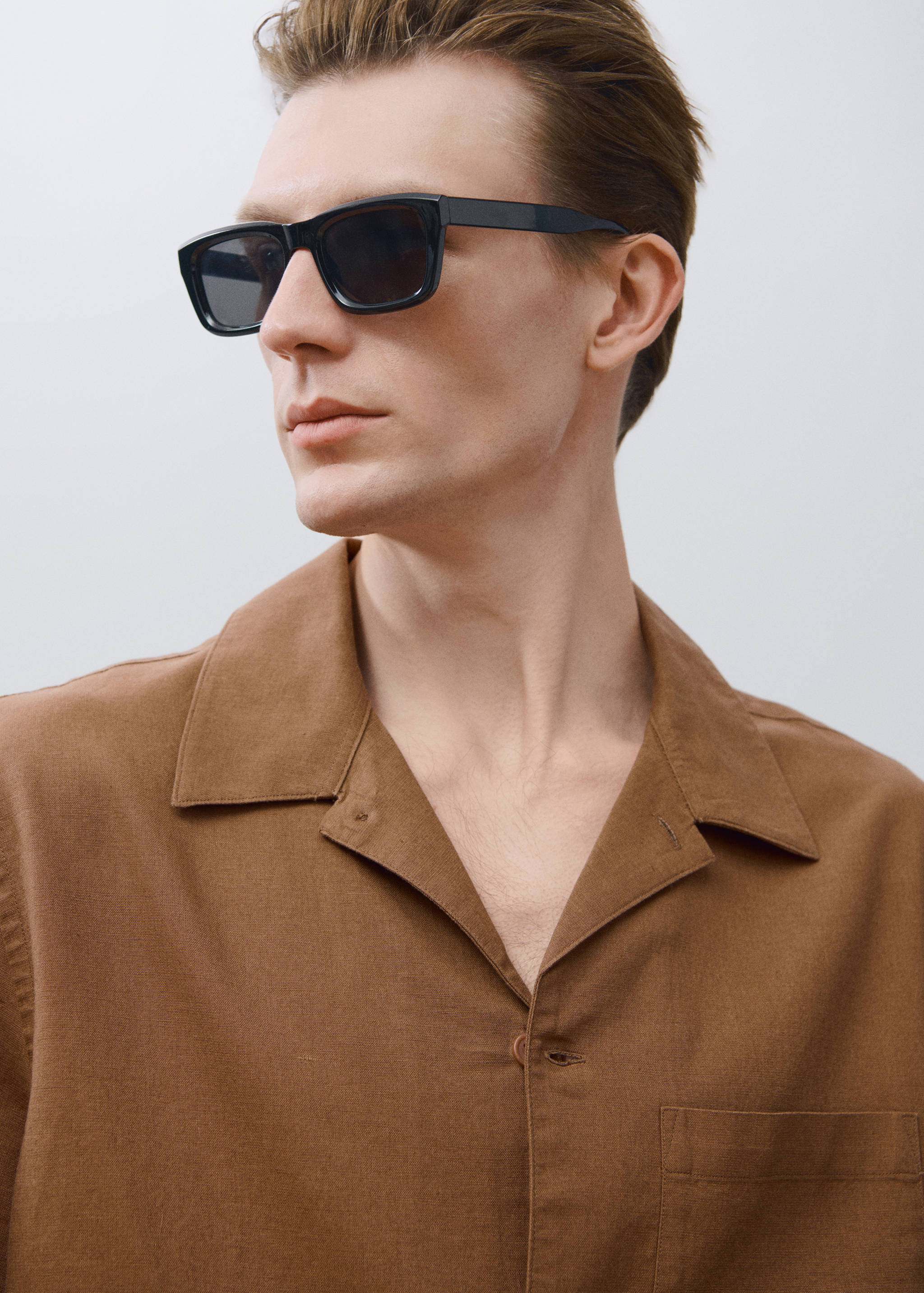 Linen shirt with bowling collar and pocket - Details of the article 5