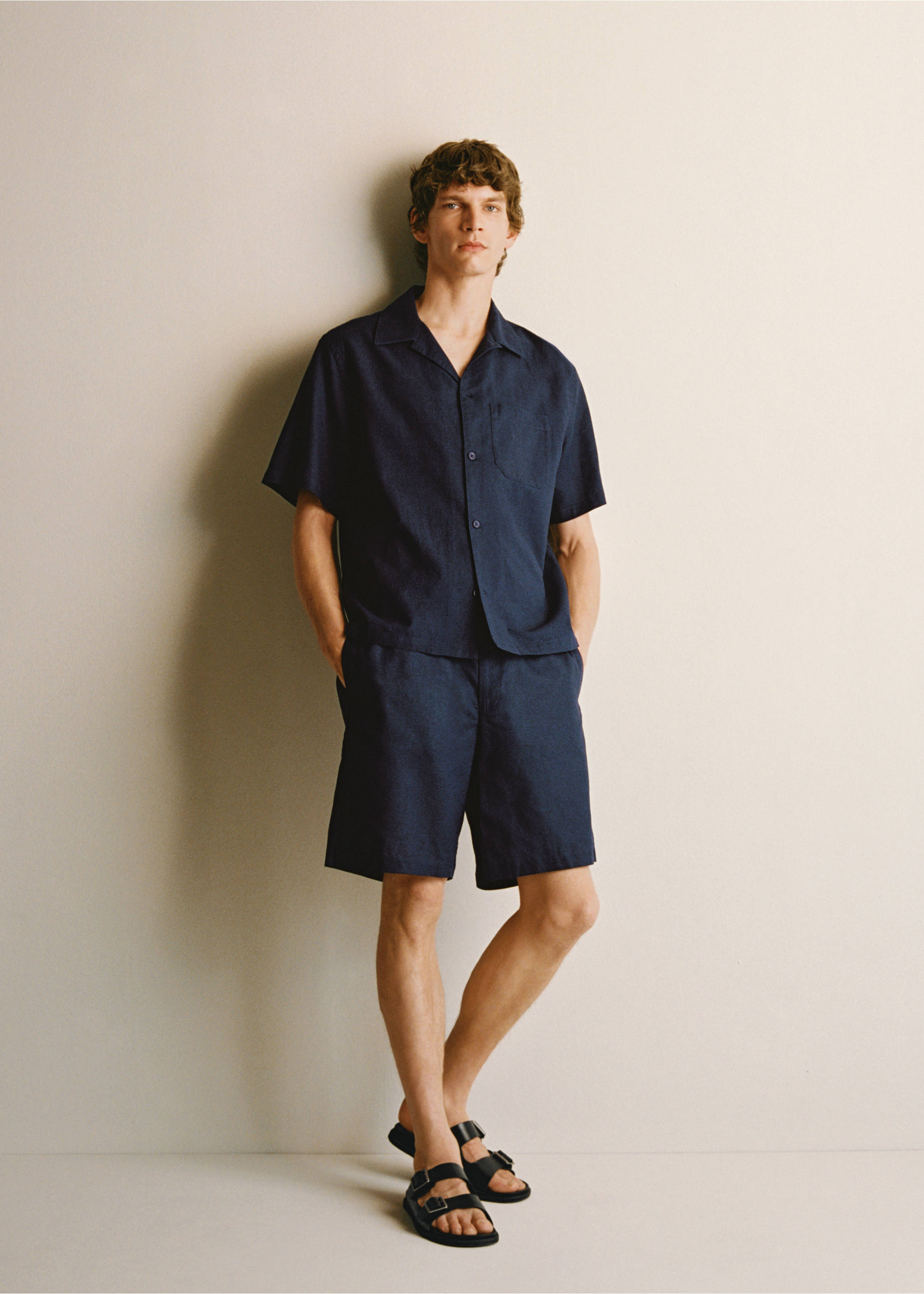 Linen shirt with bowling collar and pocket - Details of the article 3, Ink Blue. Ref: 87069213-00.