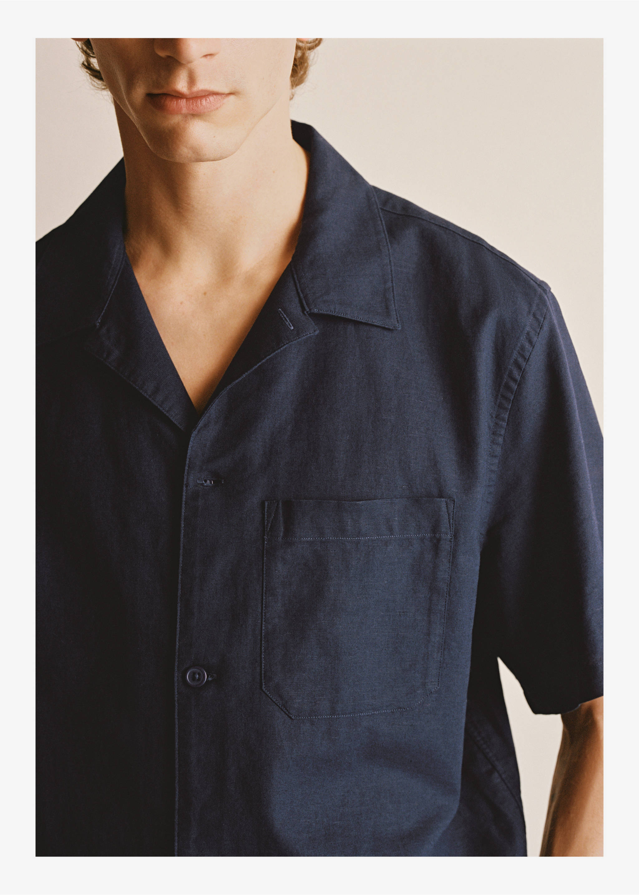 Linen shirt with bowling collar and pocket - Details of the article 5, Ink Blue. Ref: 87069213-00.