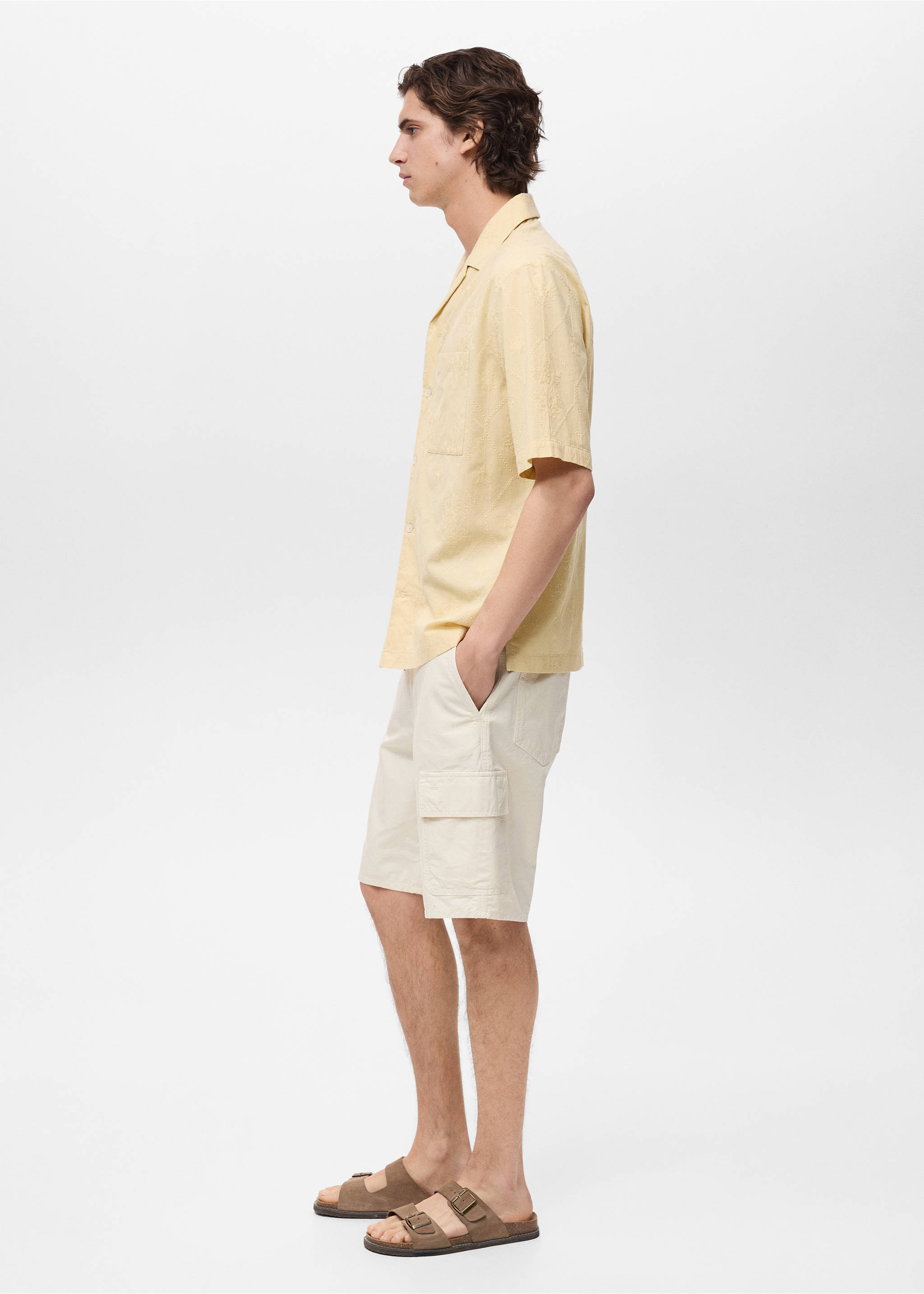 Hemd mit Bowlingkragen und Stickereien - Detail des Artikels 2, Vanille. Ref: 87069214-00.