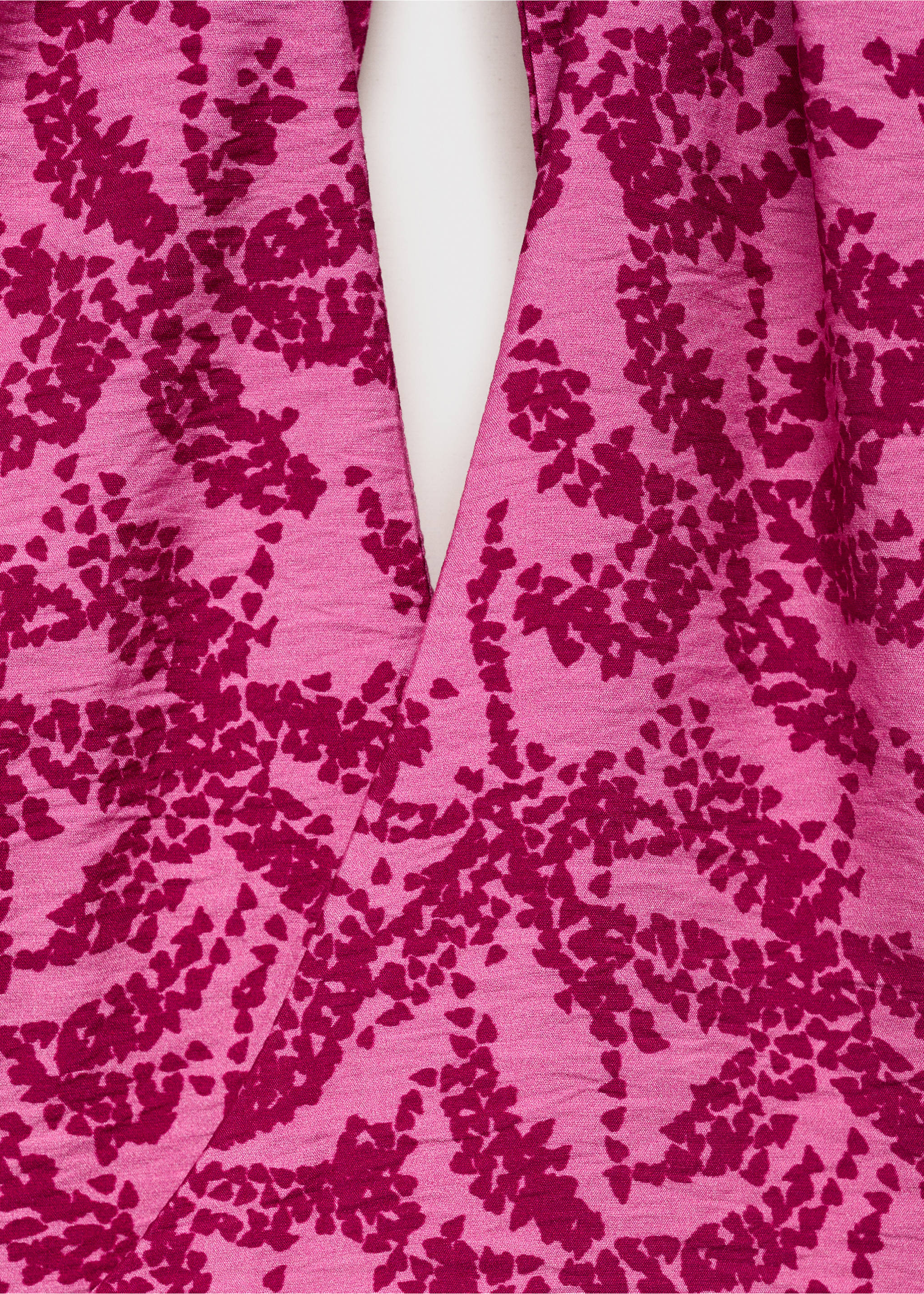 Halter-neck printed top - Details of the article 8, Fuchsia. Ref: 87069219-00.