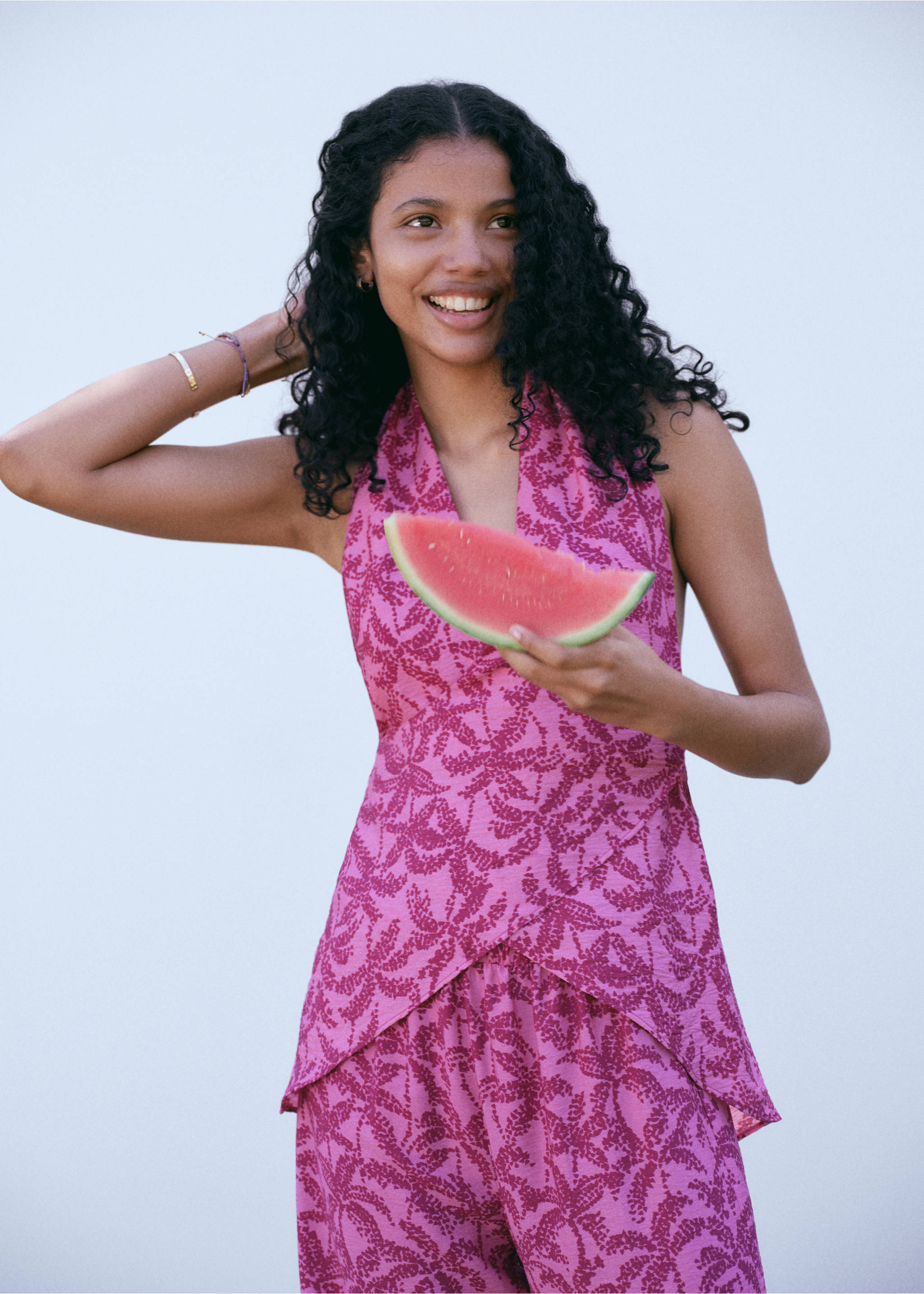 Halter-neck printed top - Details of the article 5, Fuchsia. Ref: 87069219-00.