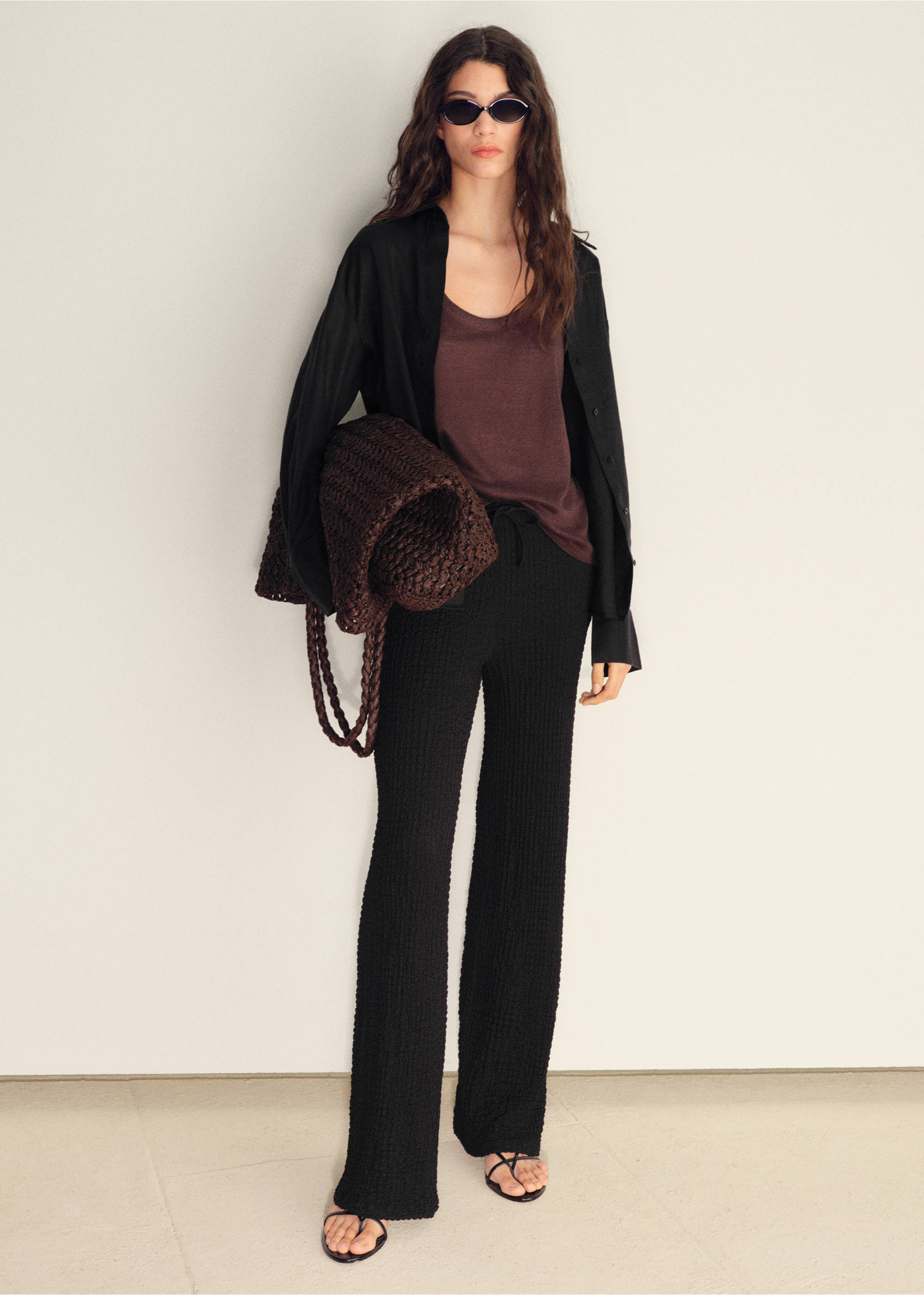 Textured trousers - Details of the article 2, Black. Ref: 87069220-00.