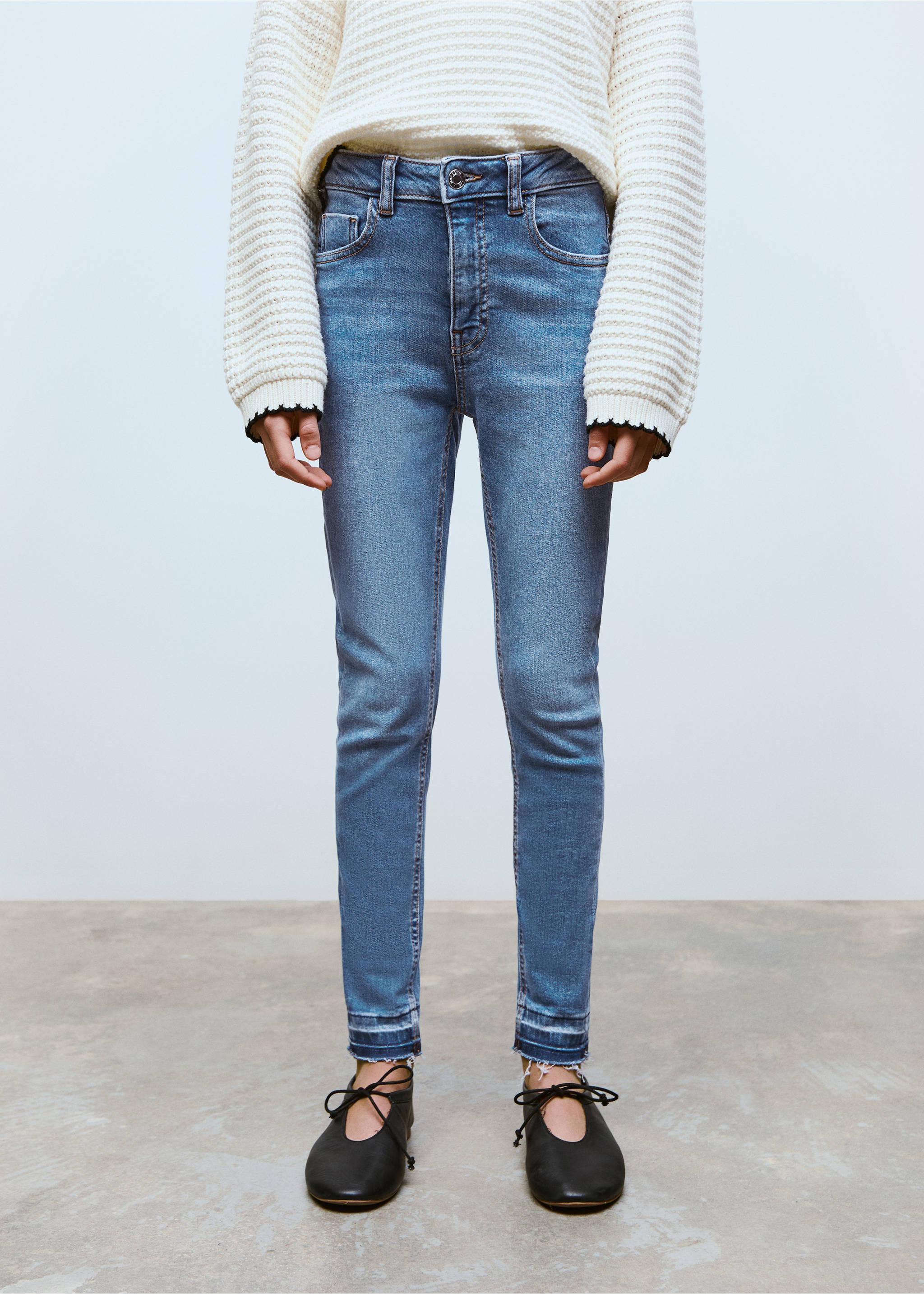 Skinny jeans with frayed hem - Details of the article 6, Blue. Ref: 87070419-00.