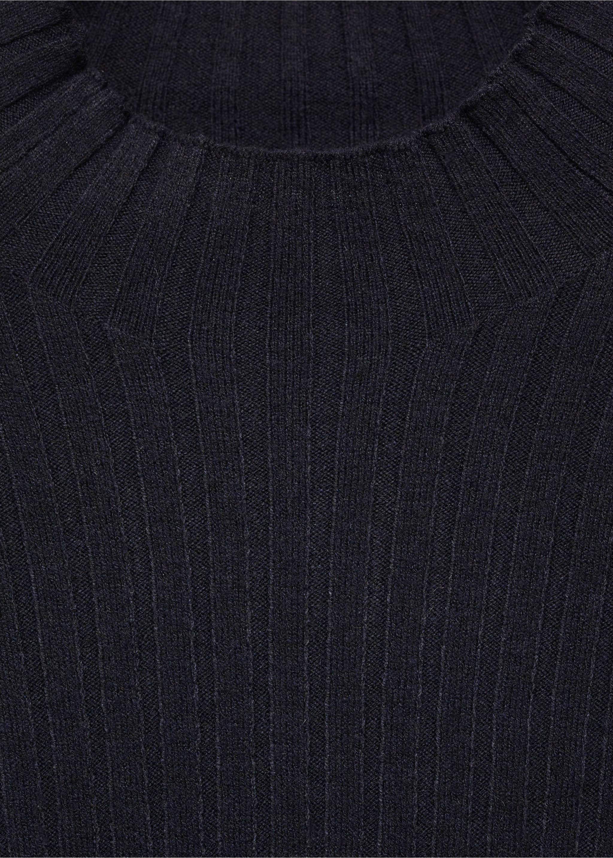 Ausgestelltes Strickkleid mit halbhohem Kragen - Detail des Artikels 8, Dunkles Marineblau. Ref: 87070424-00.