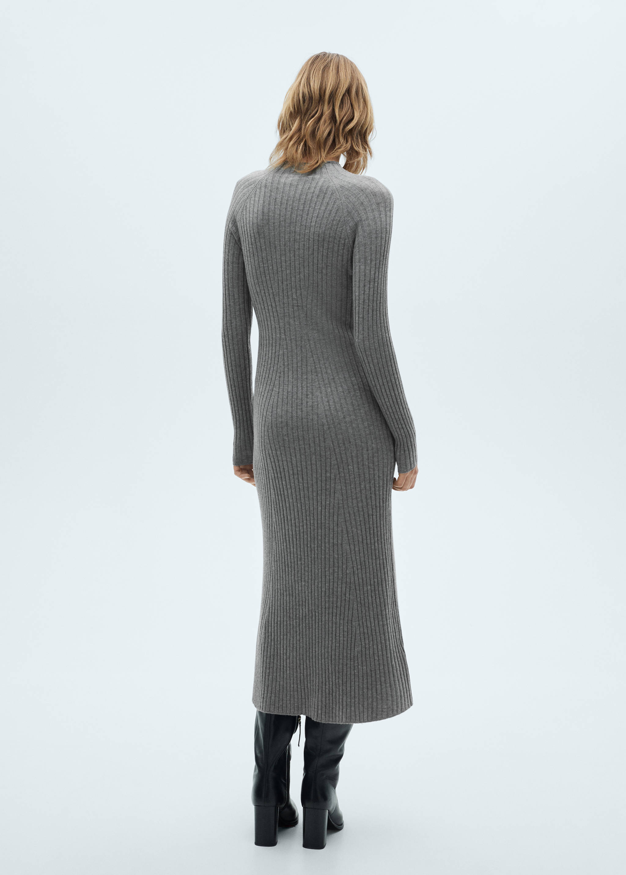 Stickad klockad klänning perkinskrage - Artikelns baksida