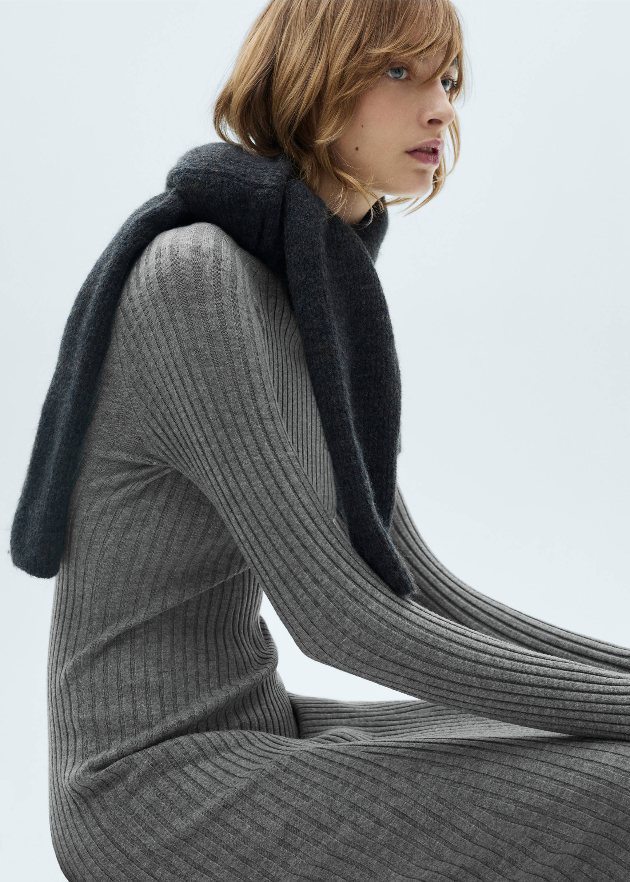 Stickad klockad klänning perkinskrage - Detaljer om artikeln 2, Medium Heather grå. Ref: 87070424-00.