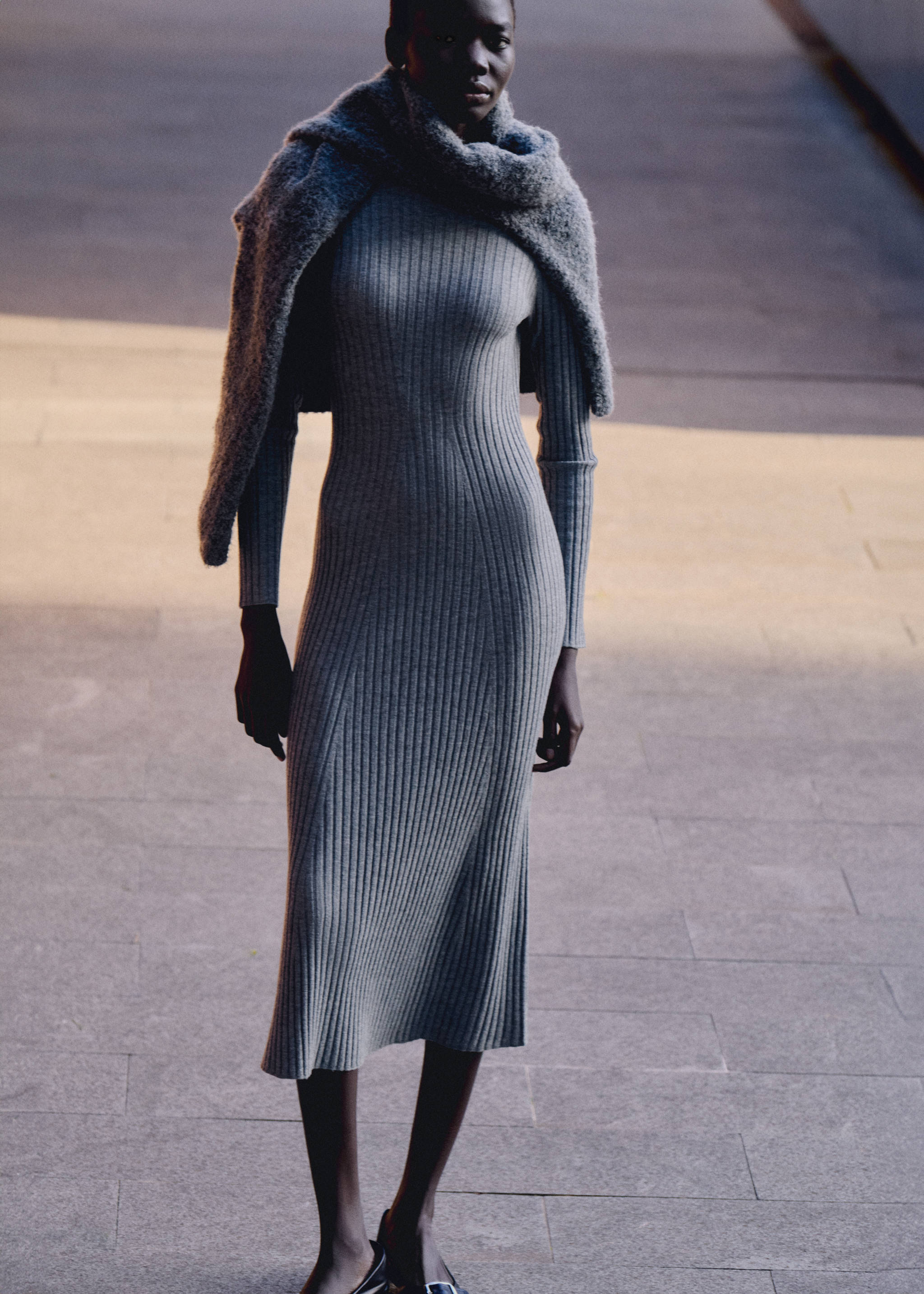 Stickad klockad klänning perkinskrage - Detaljer om artikeln 7, Medium Heather grå. Ref: 87070424-00.