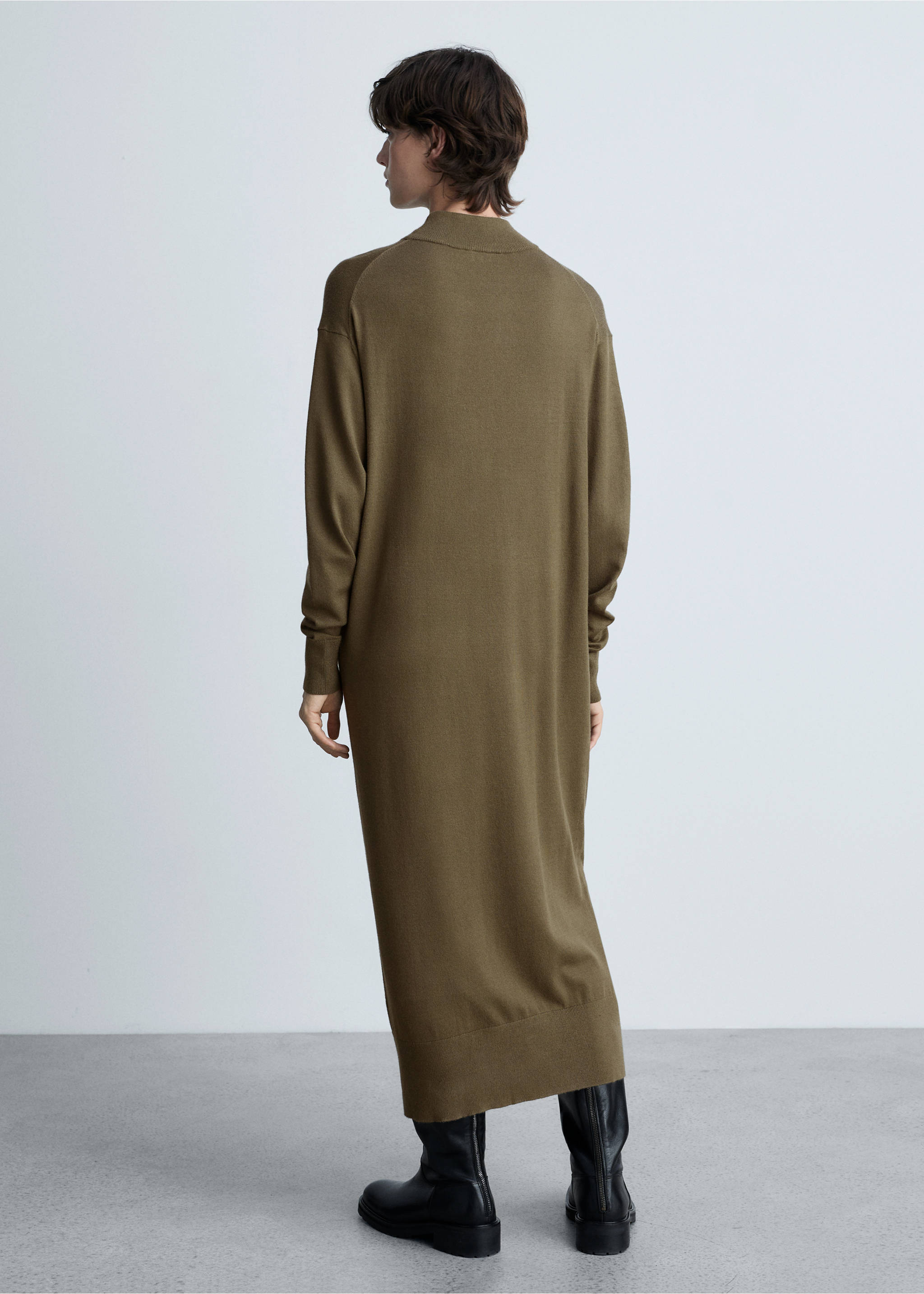 Perkins-neck knitted dress - Reverse of the article, Khaki. Ref: 87070425-00.