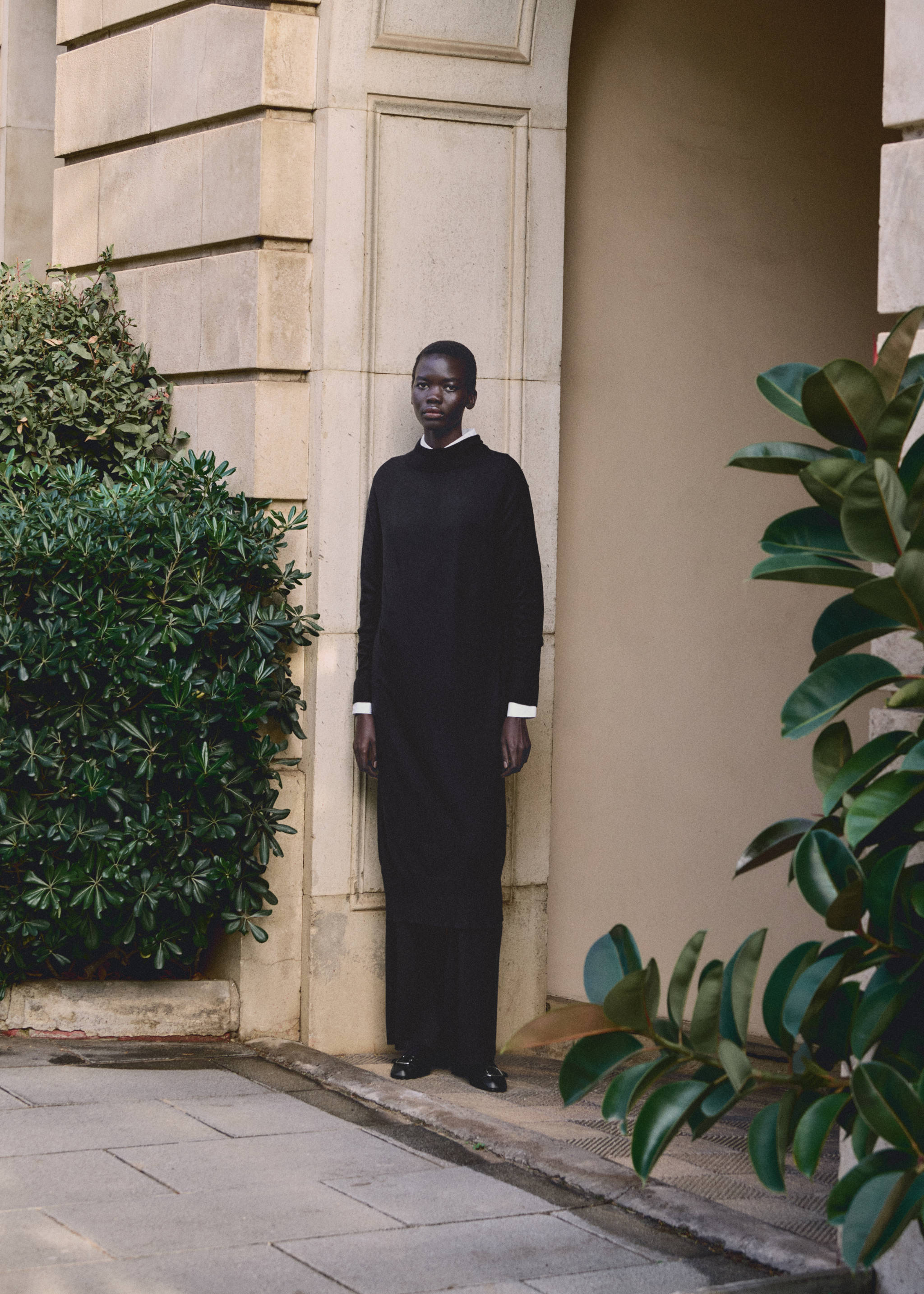 Perkins-neck knitted dress - Details of the article 3, Black. Ref: 87070425-00.