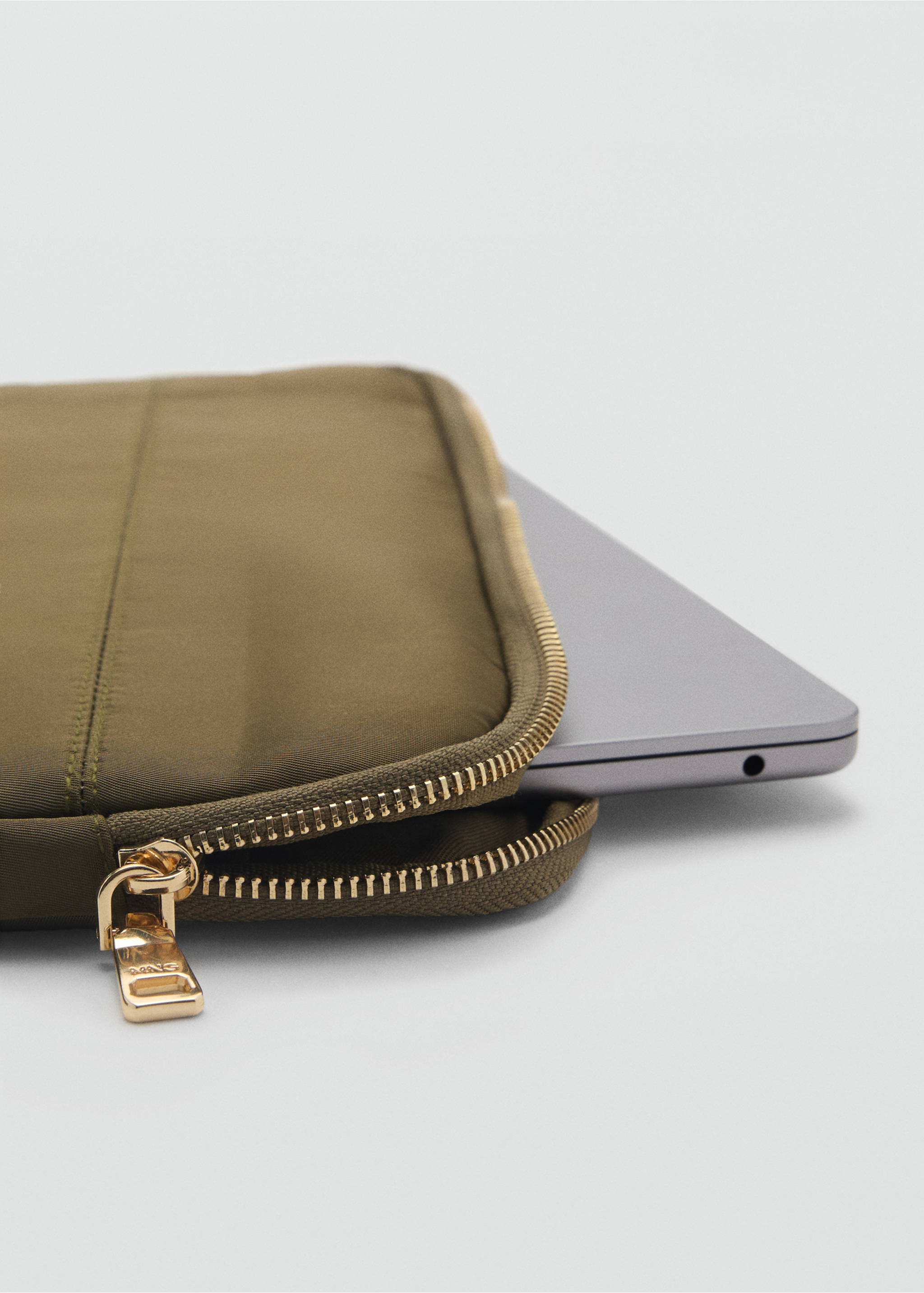 Funda nylon cremallera - Detalle del artículo 2, Khaki. Ref: 87070427-00.