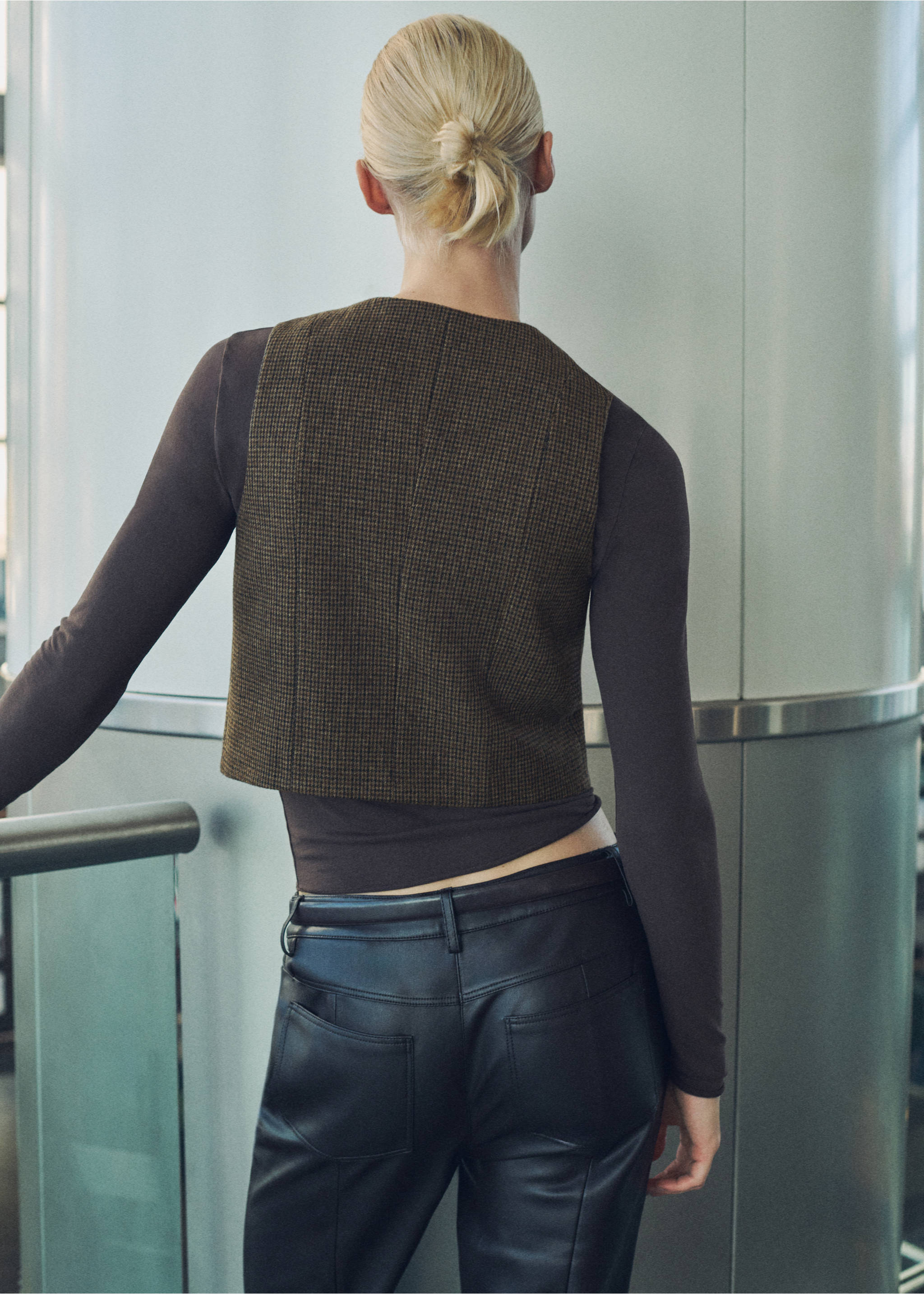 Micro-houndstooth wool vest - Reverse of the article, Brown. Ref: 87070434-00.