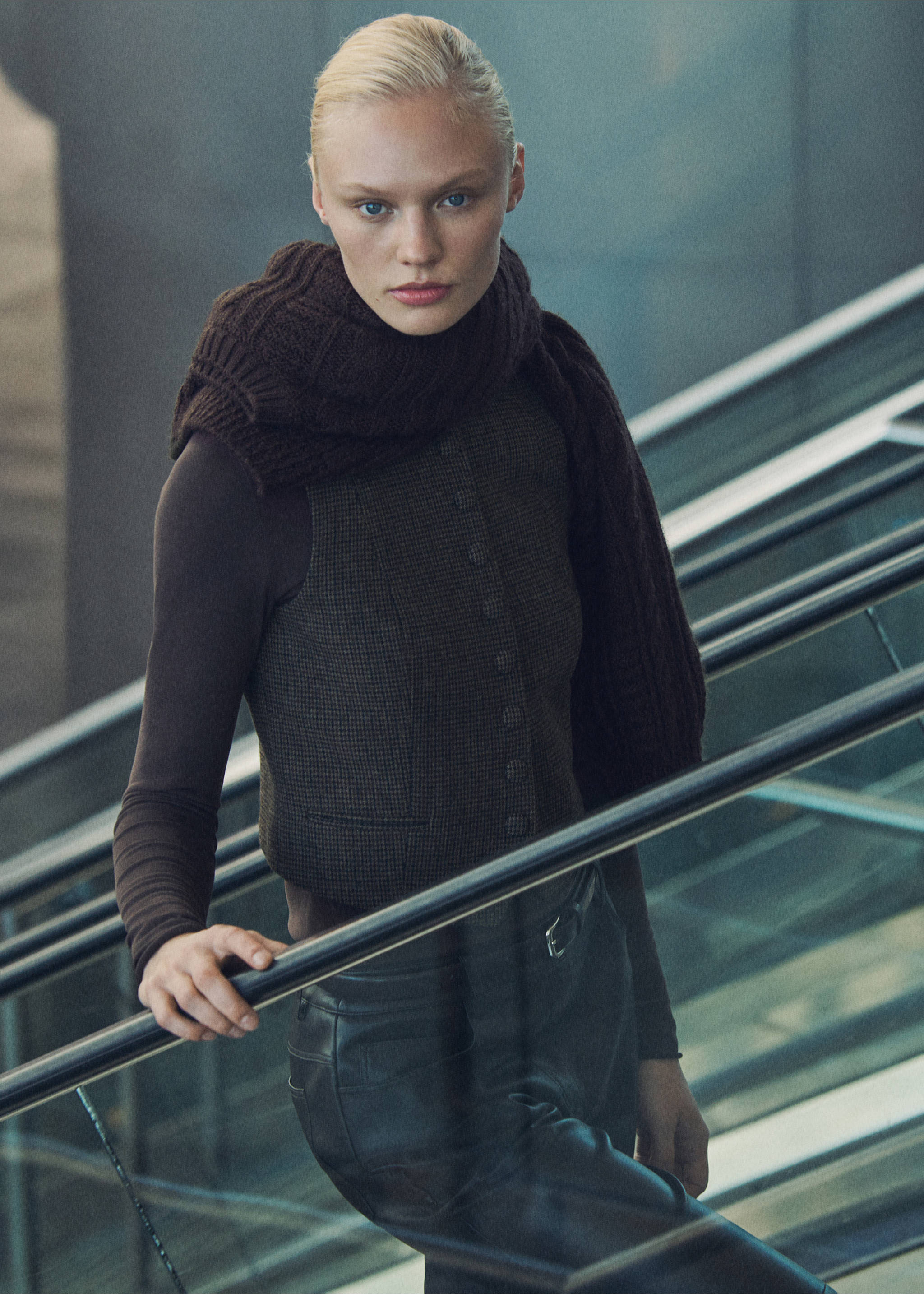 Micro-houndstooth wool vest - Details of the article 7, Brown. Ref: 87070434-00.