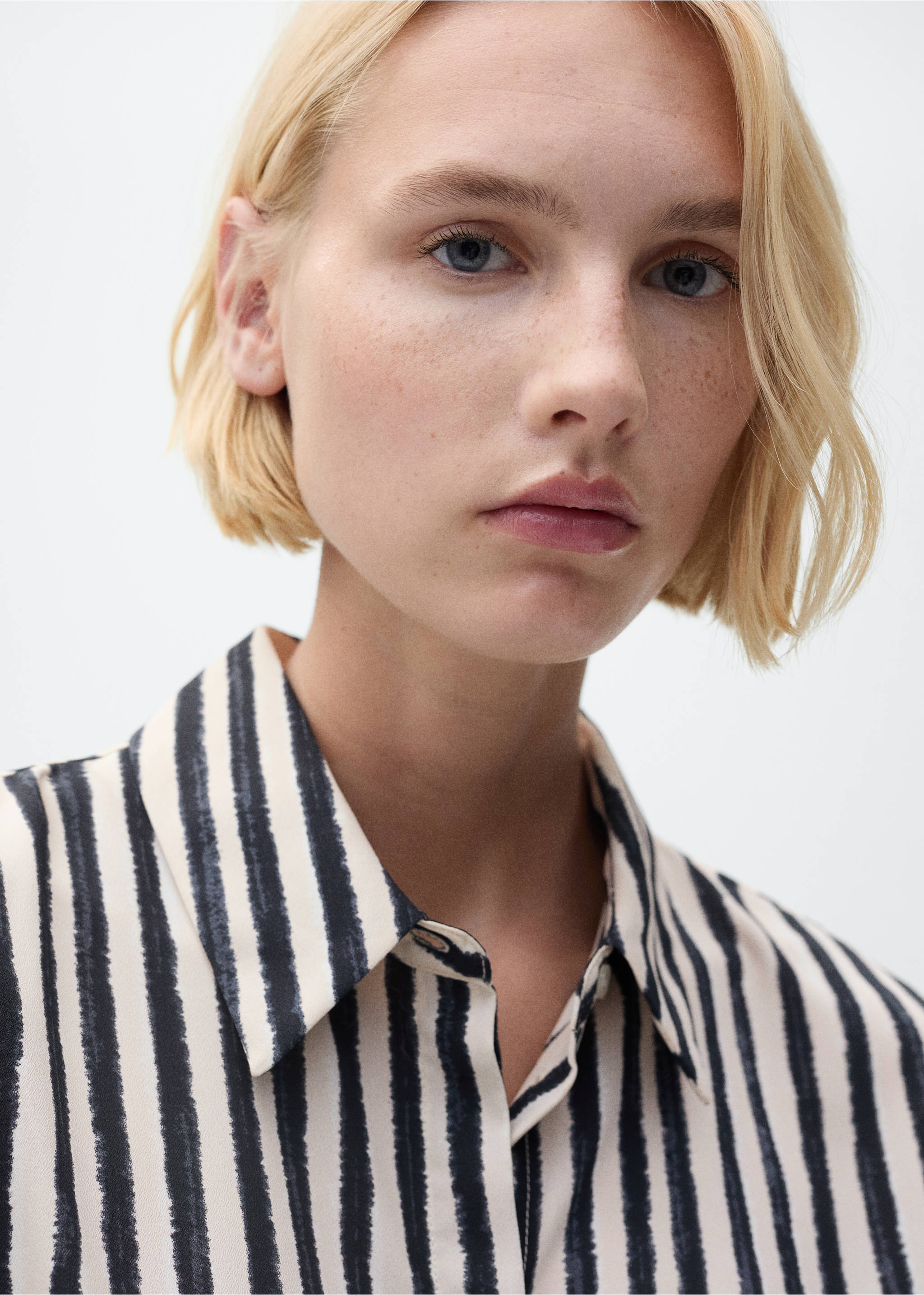 Soepelvallende gestreepte blouse - Detail van het artikel 1, Ecru. Ref: 87070593-00.