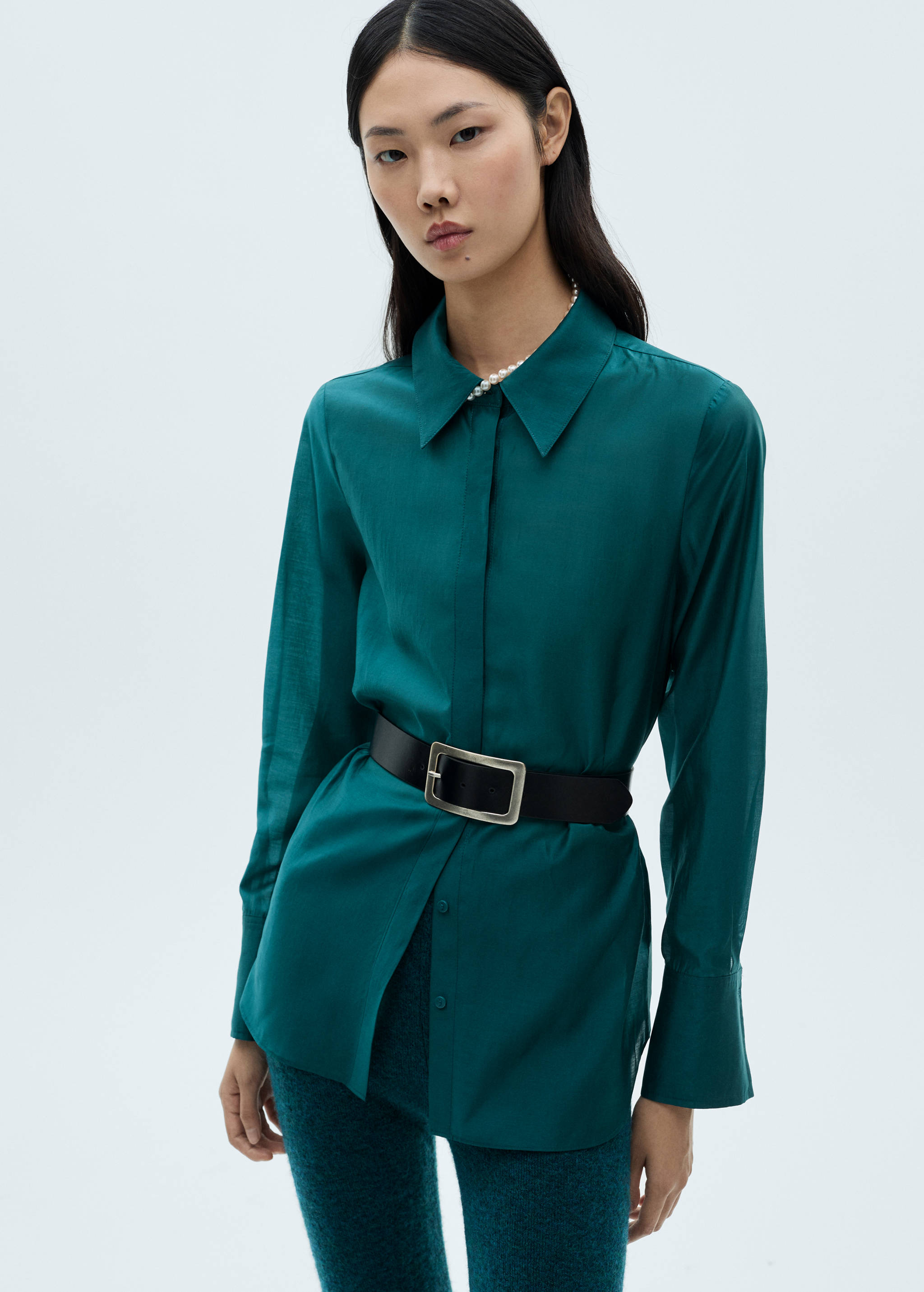 Camisa satinada botones ocultos - Plano medio