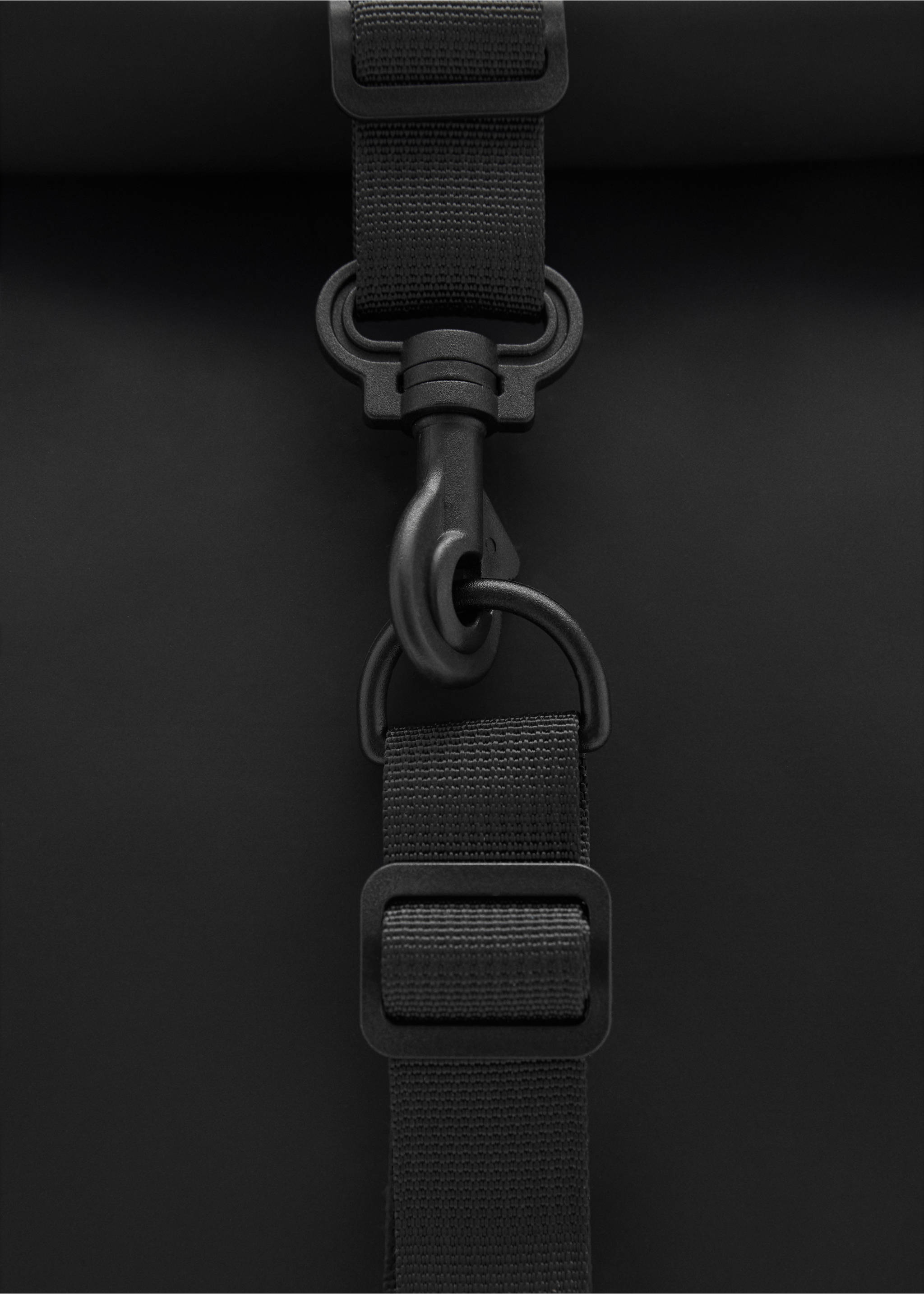 Sac à dos enduit avec fermeture à rabat - Détail de l'article 2, Noir. Ref: 87070603-00.