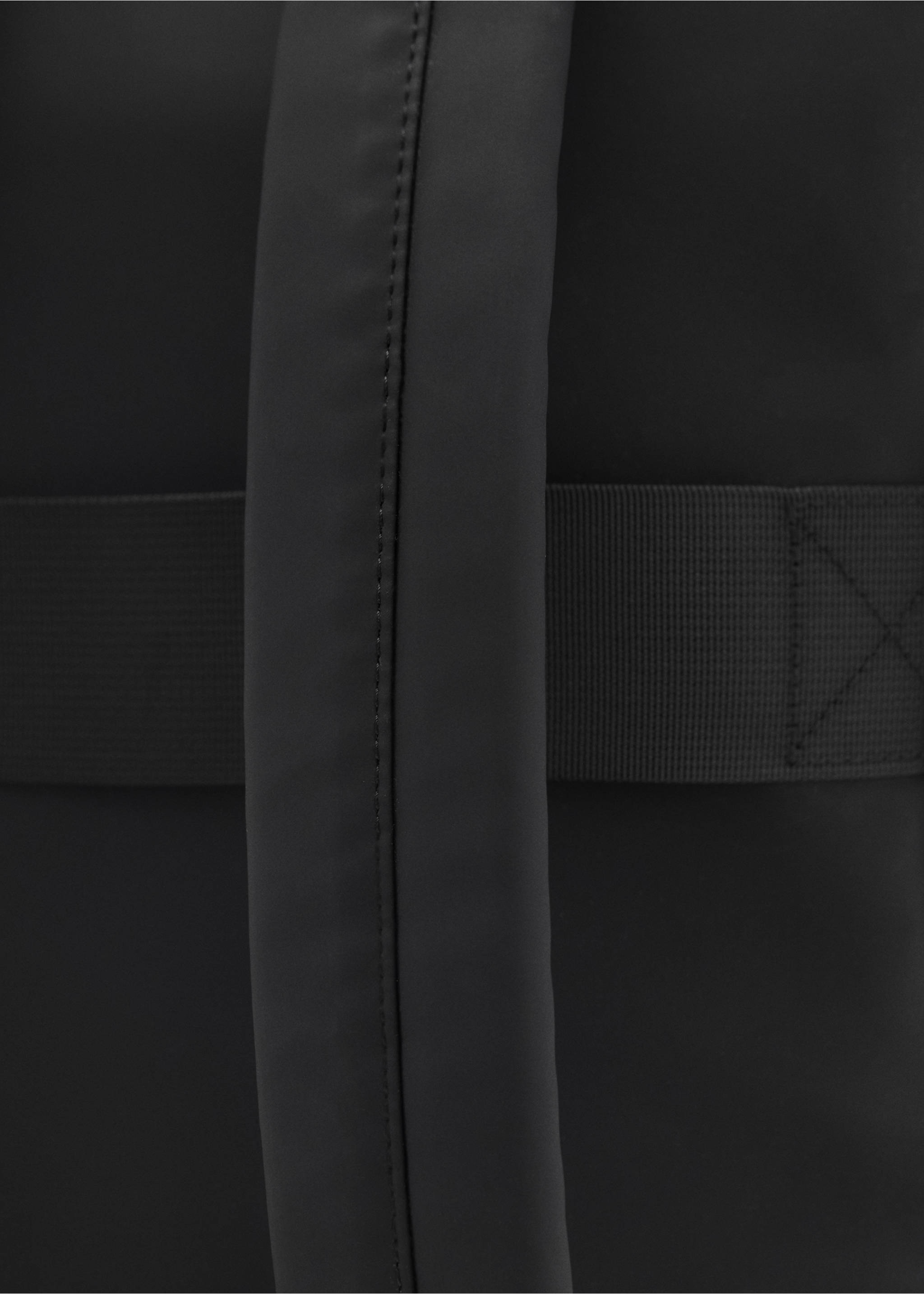 Sac à dos enduit avec fermeture à rabat - Détail de l'article 3, Noir. Ref: 87070603-00.