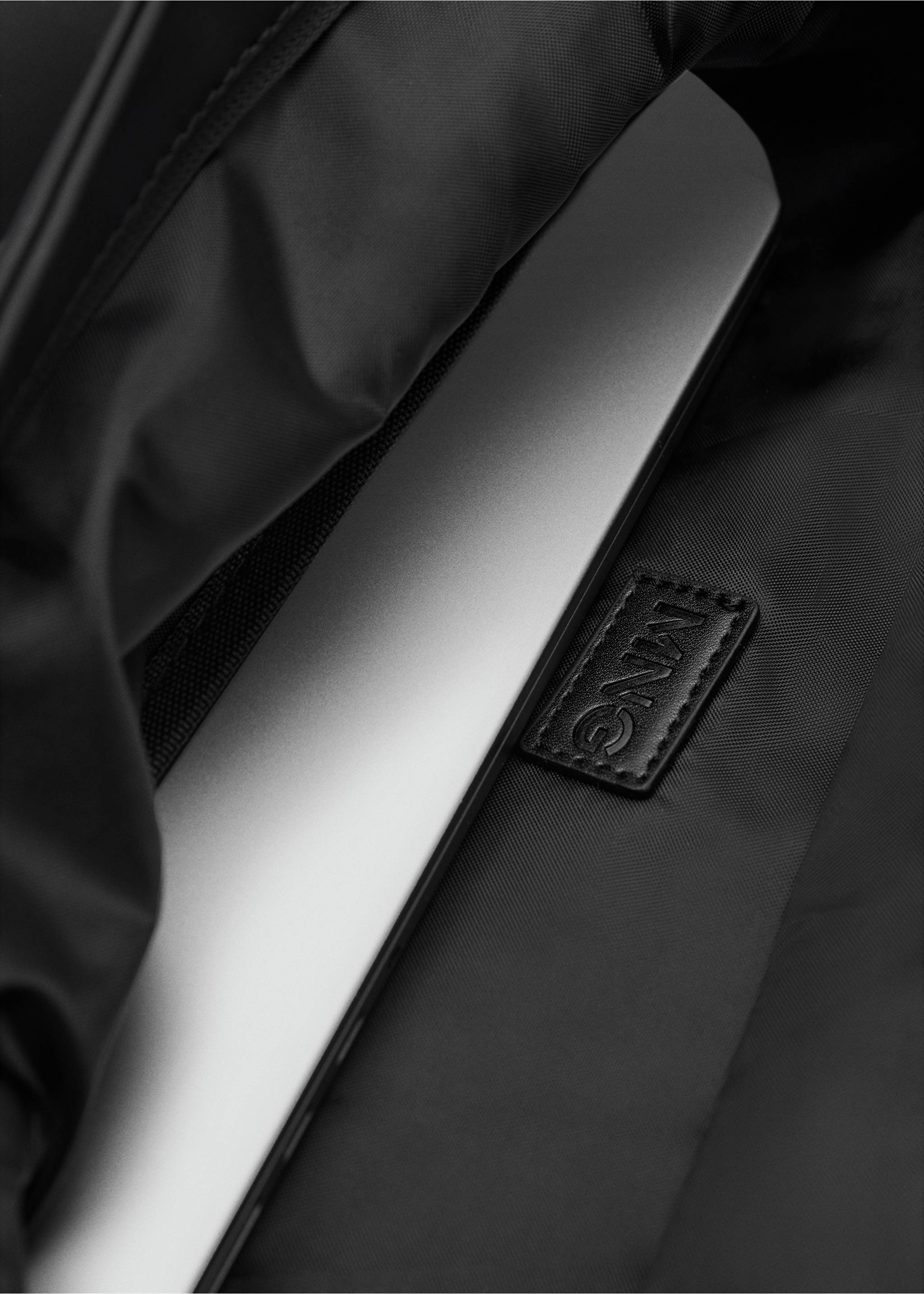 Sac à dos enduit avec fermeture à rabat - Détail de l'article 4, Noir. Ref: 87070603-00.