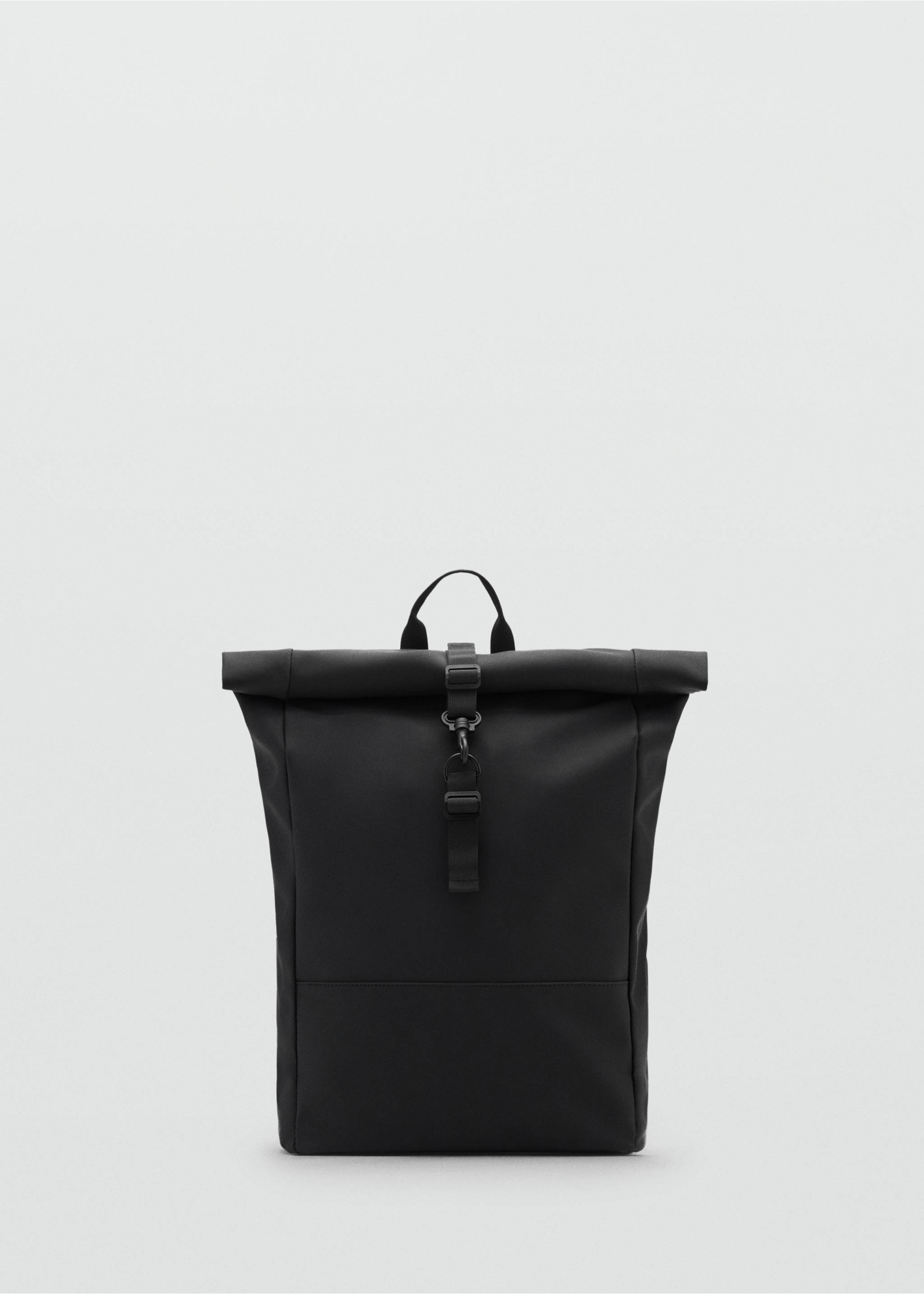 Gummierter Rucksack mit Umschlagverschluss - Artikel ohne Model, Schwarz. Ref: 87070603-00.