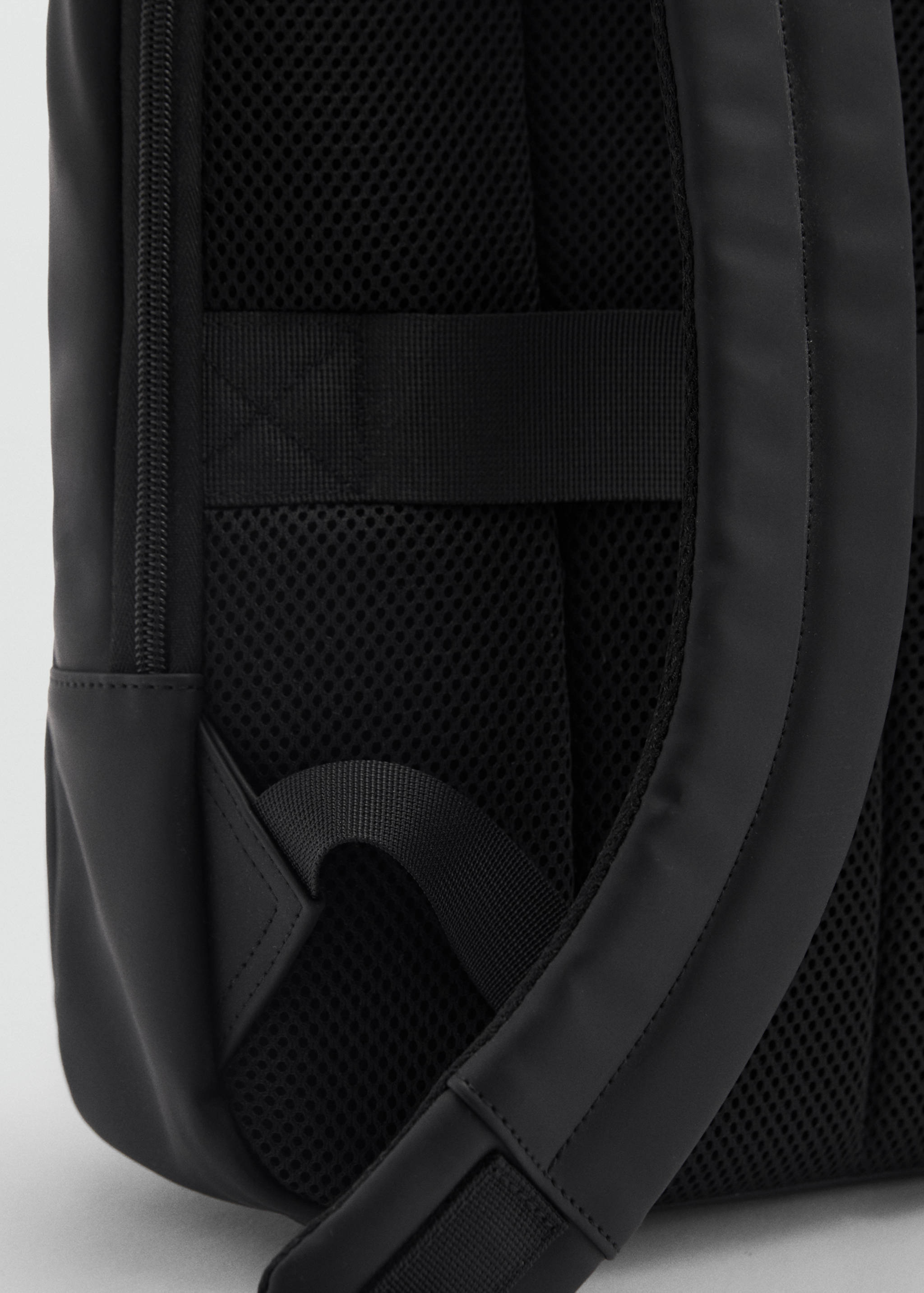 Functional rubberised backpack - Details of the article 1