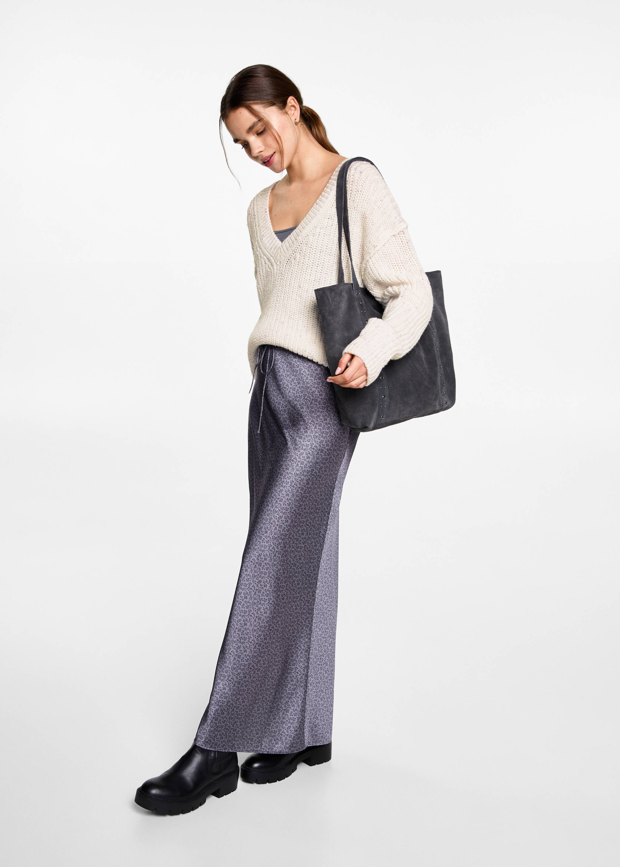 Sweter oversize z dekoltem w serek - Plan ogólny
